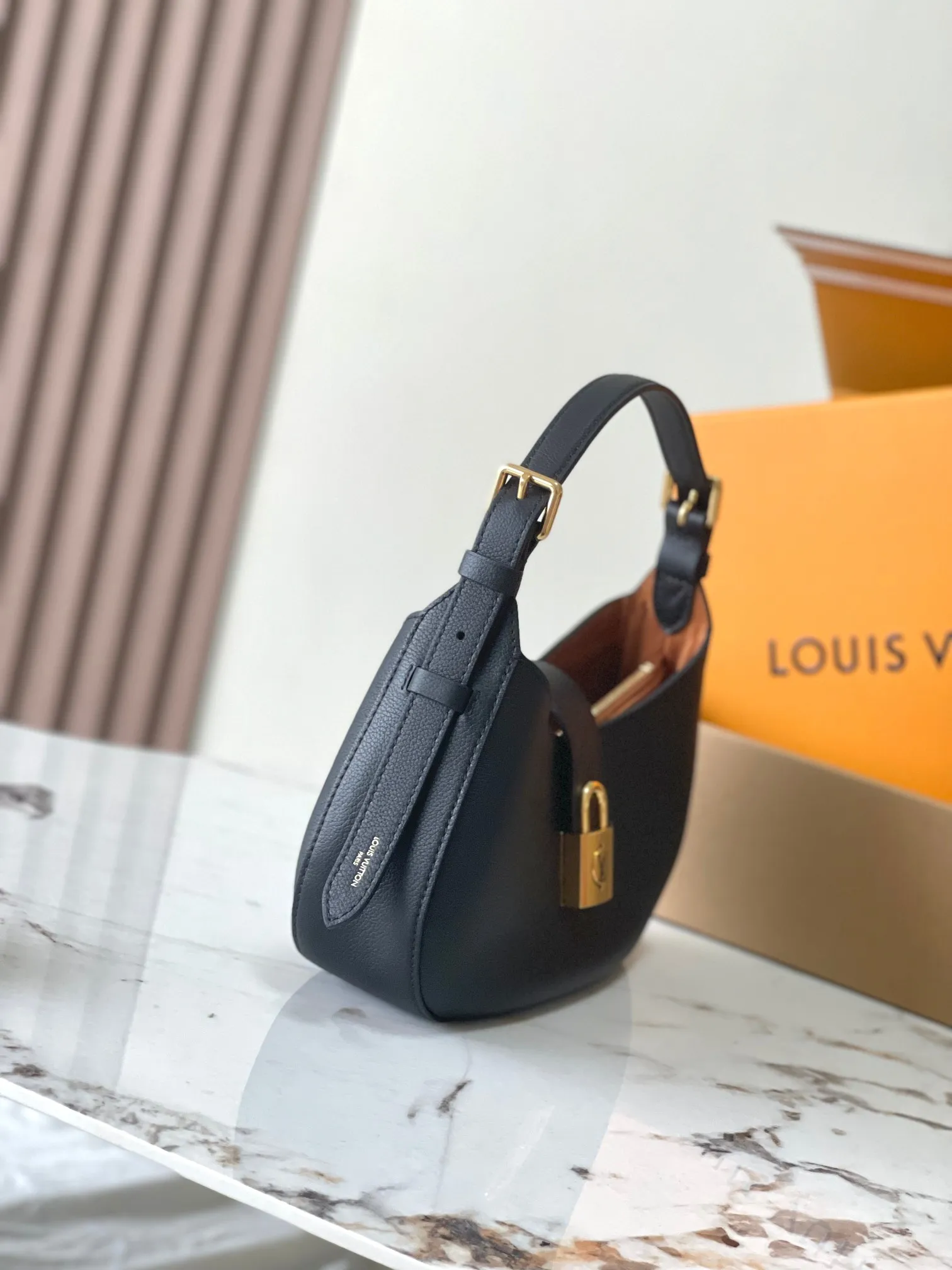 💰2200 [Special grade MB chip version original leather] This Low Key Shoulder Bag once again proves the brand's exquisite craftsmanship with its gorgeous design. Soft cowhide leather is dip-dyed in a neutral color, with adjustable shoulder straps and suede lining for a sophisticated feel, while a classic LV padlock keeps your belongings safe. Model: M24611 black dynamic chip version Material: A-grade all-steel hardware, imported original fabric Packaging: full set of original factory duty-free MB packaging Size: 26*18*7CM