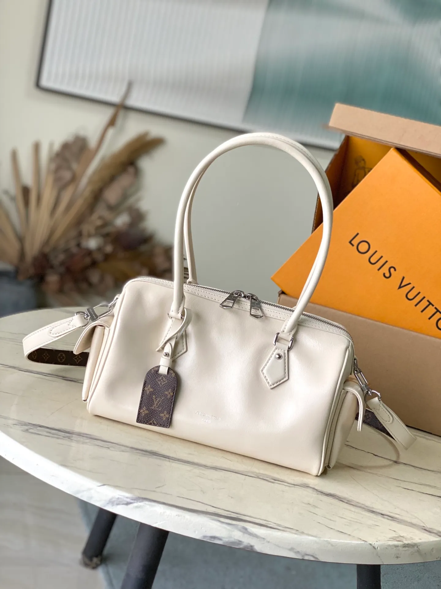 💰1240 (top layer leather) top original order M12965 This Speedy Cargo handbag comes from the LVVbe series, renewing the classic design of the 1930s with avant-garde touches. The body of the glossy sheepskin bag is embellished with a Monogram address plate, paying homage to the brand's long trunk-making heritage. Plenty of space to easily store your daily needs, and the detachable leather shoulder strap allows for a variety of carrying methods. Dimensions: 28 × 17 × 12 cm