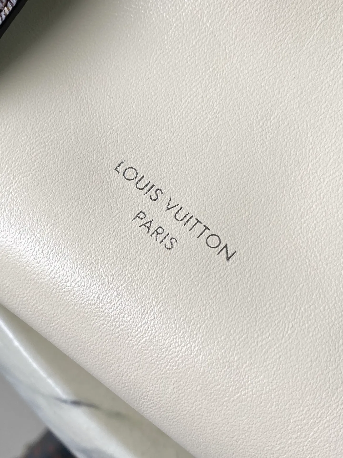💰1240 (top layer leather) top original order M12965 This Speedy Cargo handbag comes from the LVVbe series, renewing the classic design of the 1930s with avant-garde touches. The body of the glossy sheepskin bag is embellished with a Monogram address plate, paying homage to the brand's long trunk-making heritage. Plenty of space to easily store your daily needs, and the detachable leather shoulder strap allows for a variety of carrying methods. Dimensions: 28 × 17 × 12 cm