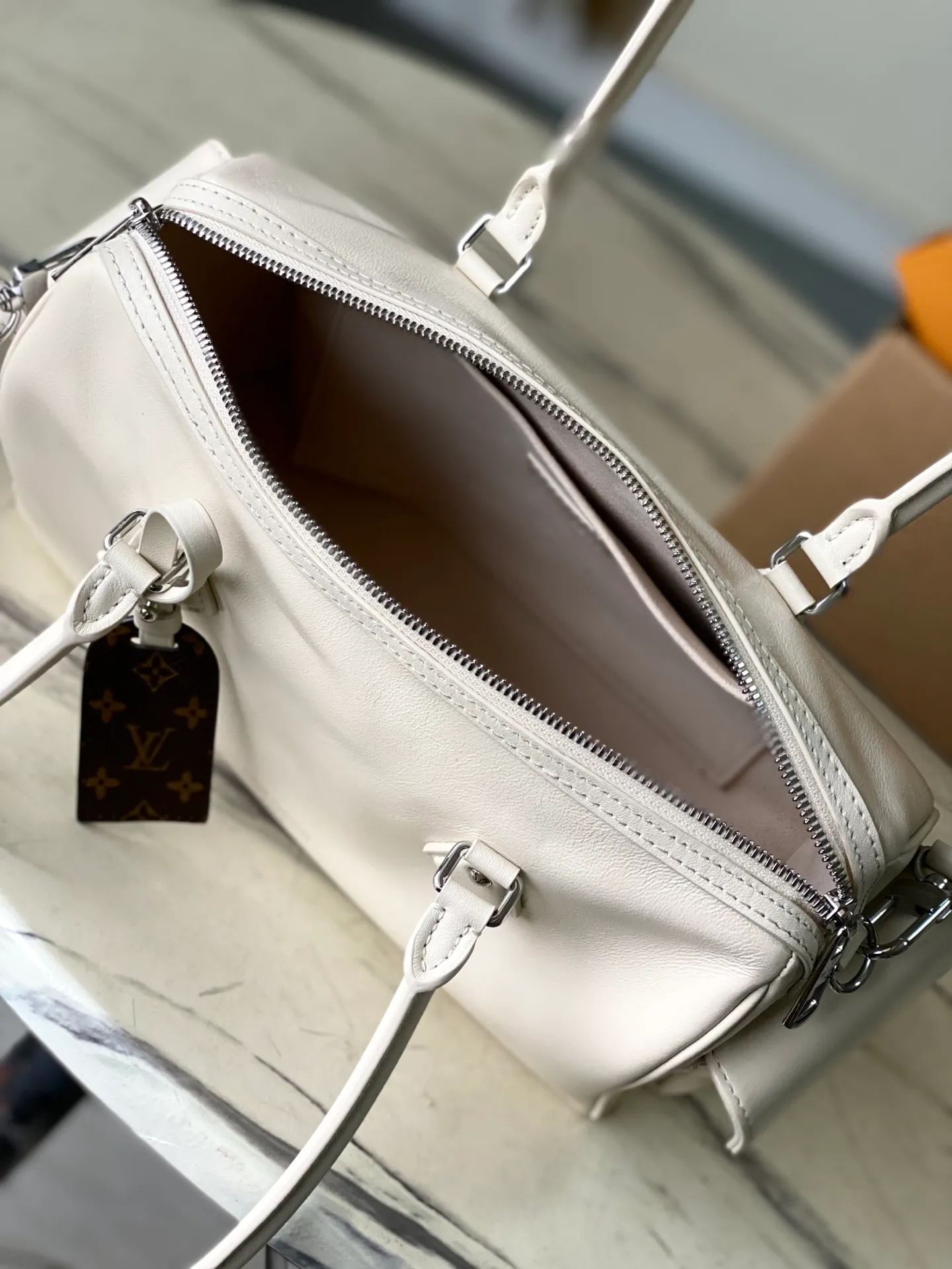 💰1240 (top layer leather) top original order M12965 This Speedy Cargo handbag comes from the LVVbe series, renewing the classic design of the 1930s with avant-garde touches. The body of the glossy sheepskin bag is embellished with a Monogram address plate, paying homage to the brand's long trunk-making heritage. Plenty of space to easily store your daily needs, and the detachable leather shoulder strap allows for a variety of carrying methods. Dimensions: 28 × 17 × 12 cm