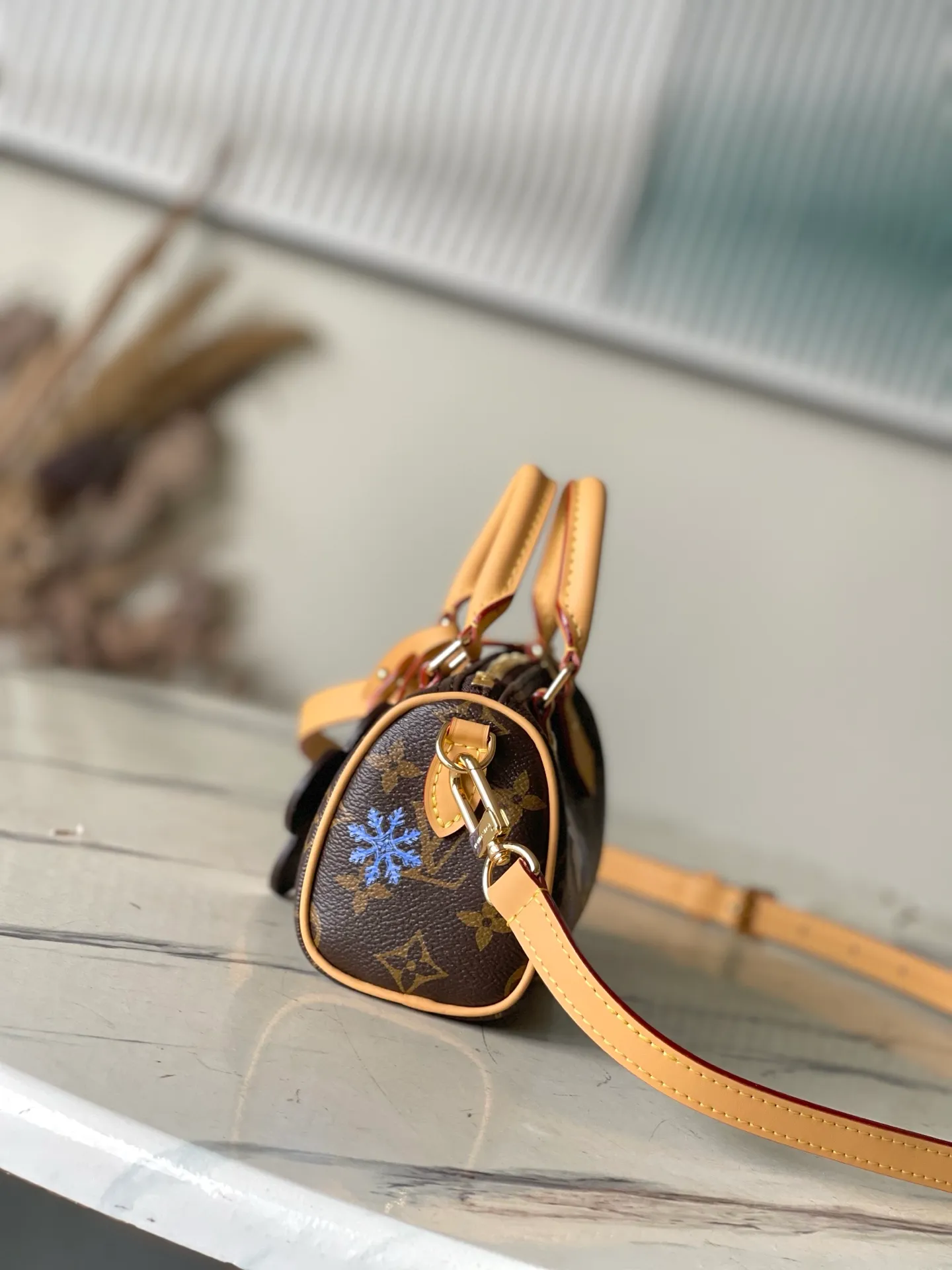 💰880 Top Original Order M15330 This Nano Speedy handbag invites the brand mascot Vivienne to appear in fun illustrations and hanging ornaments. It is made of the iconic Monogram canvas body with leather trim and metal parts, showing off its smart style. Dimensions: 10 x 7.5 x 16 cm (height x width x length)
