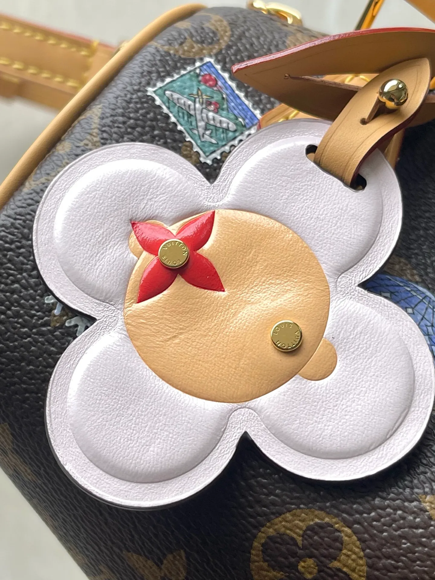 💰880 Top Original Order M15330 This Nano Speedy handbag invites the brand mascot Vivienne to appear in fun illustrations and hanging ornaments. It is made of the iconic Monogram canvas body with leather trim and metal parts, showing off its smart style. Dimensions: 10 x 7.5 x 16 cm (height x width x length)