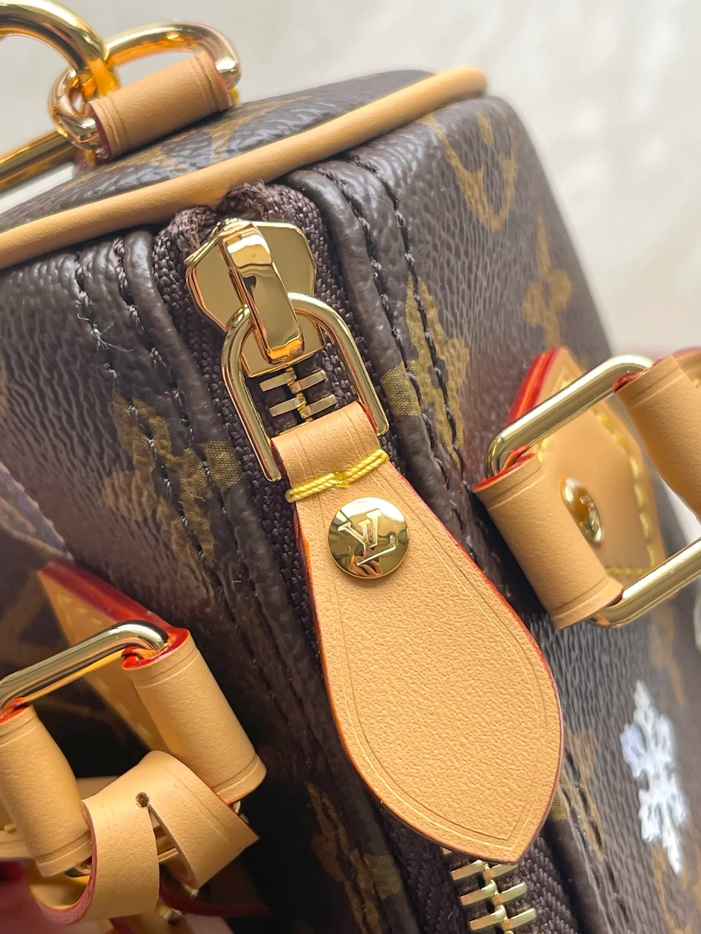 💰880 Top Original Order M15330 This Nano Speedy handbag invites the brand mascot Vivienne to appear in fun illustrations and hanging ornaments. It is made of the iconic Monogram canvas body with leather trim and metal parts, showing off its smart style. Dimensions: 10 x 7.5 x 16 cm (height x width x length)