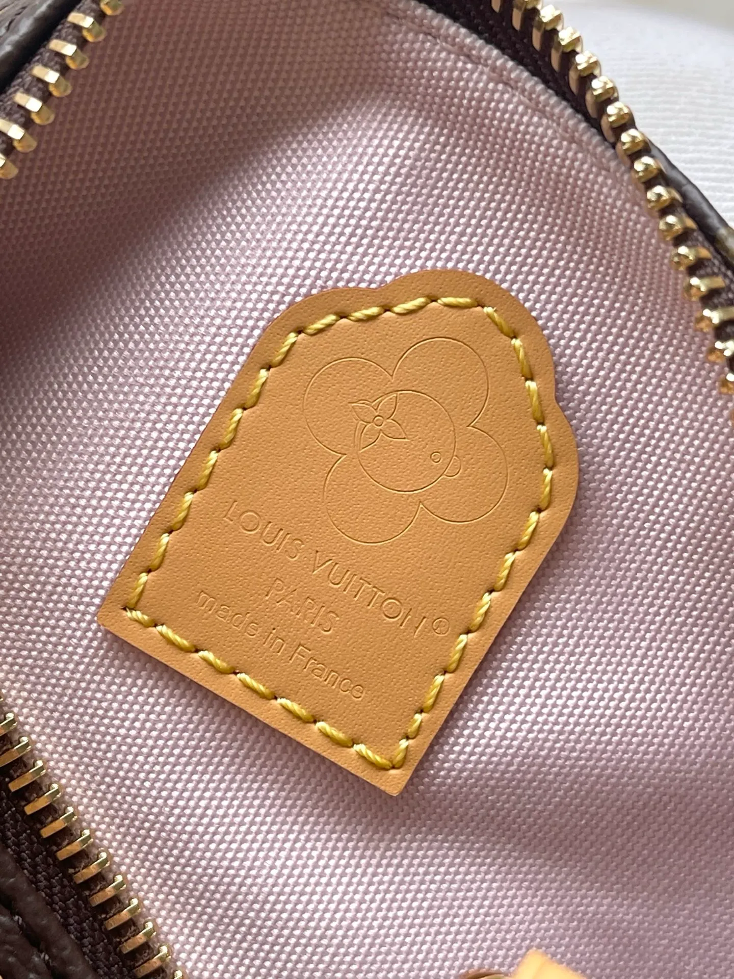 💰880 Top Original Order M15330 This Nano Speedy handbag invites the brand mascot Vivienne to appear in fun illustrations and hanging ornaments. It is made of the iconic Monogram canvas body with leather trim and metal parts, showing off its smart style. Dimensions: 10 x 7.5 x 16 cm (height x width x length)