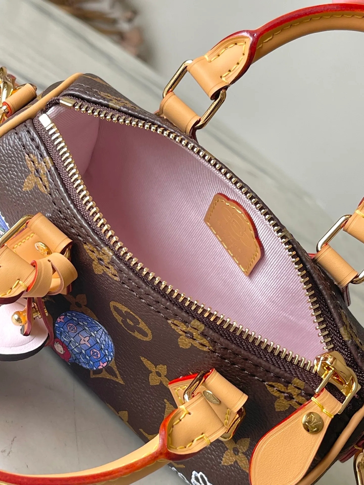 💰880 Top Original Order M15330 This Nano Speedy handbag invites the brand mascot Vivienne to appear in fun illustrations and hanging ornaments. It is made of the iconic Monogram canvas body with leather trim and metal parts, showing off its smart style. Dimensions: 10 x 7.5 x 16 cm (height x width x length)