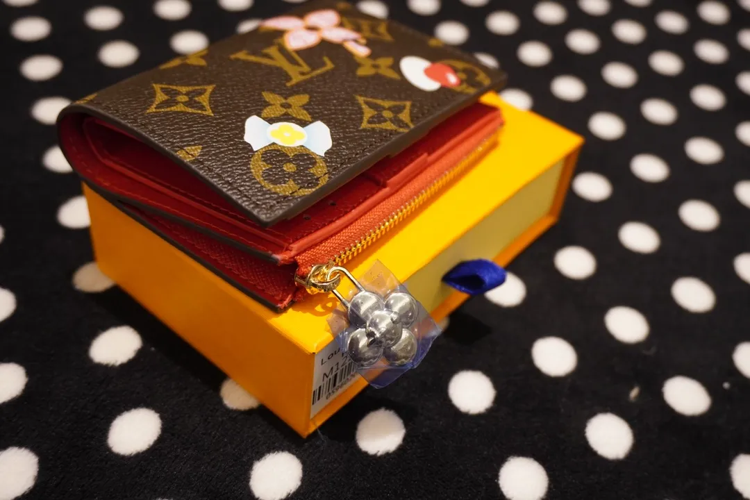 P130💰 82382, model number 12487 This LV Charms card holder is from the SnowShow series, incorporating smooth leather trim and festive patterns into the iconic Monogram canvas. The brand mascot Vivienne’s pet dog Petula lives in a corner, and Vivienne decorations and LV flowers complete the exquisite design. Dimensions 11x9x2
