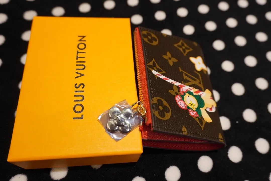 P130💰 82382, model number 12487 This LV Charms card holder is from the SnowShow series, incorporating smooth leather trim and festive patterns into the iconic Monogram canvas. The brand mascot Vivienne’s pet dog Petula lives in a corner, and Vivienne decorations and LV flowers complete the exquisite design. Dimensions 11x9x2