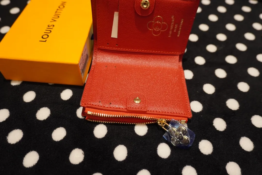 P130💰 82382, model number 12487 This LV Charms card holder is from the SnowShow series, incorporating smooth leather trim and festive patterns into the iconic Monogram canvas. The brand mascot Vivienne’s pet dog Petula lives in a corner, and Vivienne decorations and LV flowers complete the exquisite design. Dimensions 11x9x2