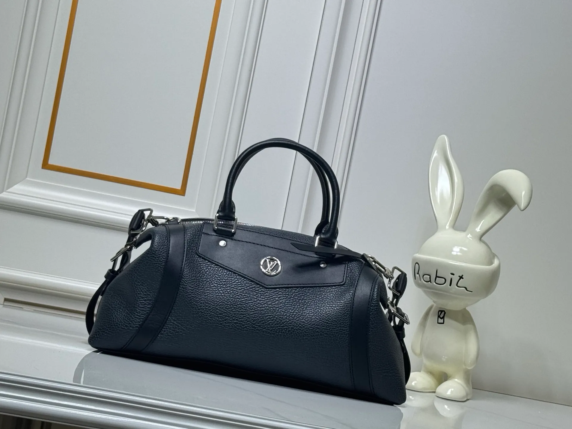 Batch 340💰M25557 M25561 M25561 M25566 Dark Gray M14702 Medium This Nano LV Rider handbag is from the 2025 spring and summer series. It combines pixelated grain sheep leather with smooth cow leather elements, and then uses the LV Circle logo to accentuate the elegant panels. The foldable configuration makes it easy to store in a suitcase, and the modern design adds a rock-n-roll edge to any look. Dimensions: 15 × 15 × 38 cm (H x W x L) Sheep leather Cow leather trim Textile lining Metal hardware Zipper closure Side slip straps Internal pocket Holds a 6.7-inch smartphone, Romy card holder and lipstick Shoulder strap: removable, adjustable Half-length strap: 30.0 cm Half-length strap adjustable to: 45.0 cm Handle: Double handle