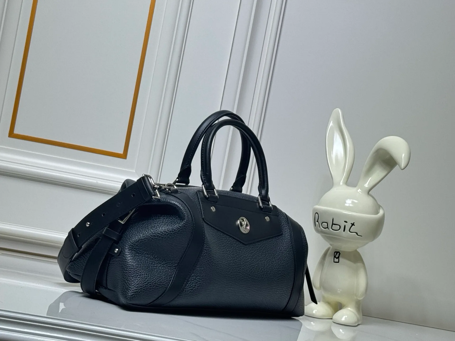 Batch 340💰M25557 M25561 M25561 M25566 Dark Gray M14702 Medium This Nano LV Rider handbag is from the 2025 spring and summer series. It combines pixelated grain sheep leather with smooth cow leather elements, and then uses the LV Circle logo to accentuate the elegant panels. The foldable configuration makes it easy to store in a suitcase, and the modern design adds a rock-n-roll edge to any look. Dimensions: 15 × 15 × 38 cm (H x W x L) Sheep leather Cow leather trim Textile lining Metal hardware Zipper closure Side slip straps Internal pocket Holds a 6.7-inch smartphone, Romy card holder and lipstick Shoulder strap: removable, adjustable Half-length strap: 30.0 cm Half-length strap adjustable to: 45.0 cm Handle: Double handle