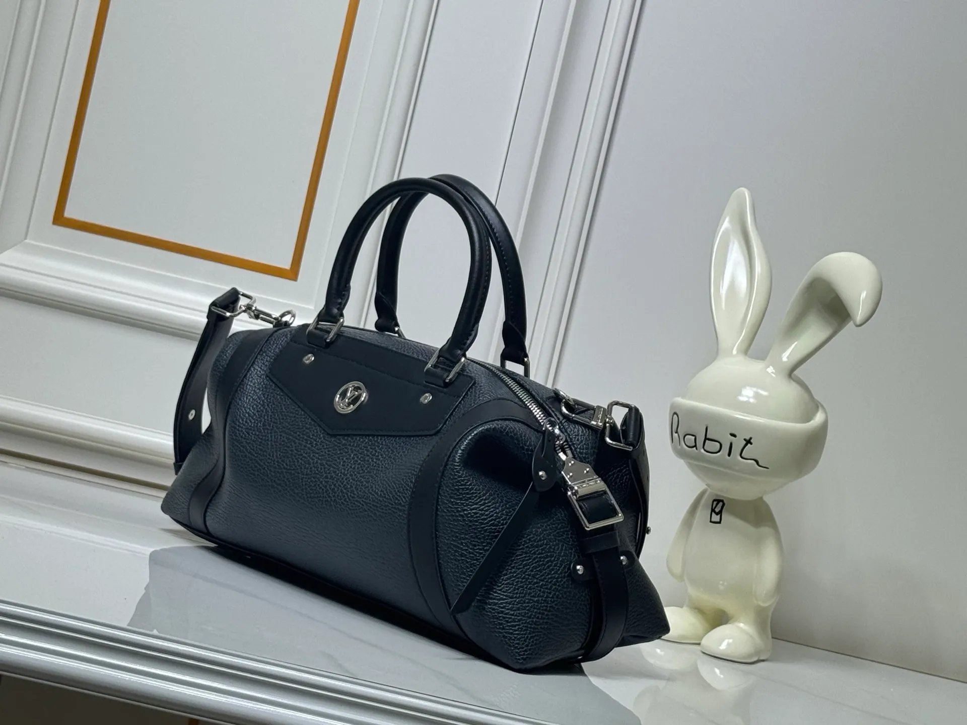 Batch 340💰M25557 M25561 M25561 M25566 Dark Gray M14702 Medium This Nano LV Rider handbag is from the 2025 spring and summer series. It combines pixelated grain sheep leather with smooth cow leather elements, and then uses the LV Circle logo to accentuate the elegant panels. The foldable configuration makes it easy to store in a suitcase, and the modern design adds a rock-n-roll edge to any look. Dimensions: 15 × 15 × 38 cm (H x W x L) Sheep leather Cow leather trim Textile lining Metal hardware Zipper closure Side slip straps Internal pocket Holds a 6.7-inch smartphone, Romy card holder and lipstick Shoulder strap: removable, adjustable Half-length strap: 30.0 cm Half-length strap adjustable to: 45.0 cm Handle: Double handle