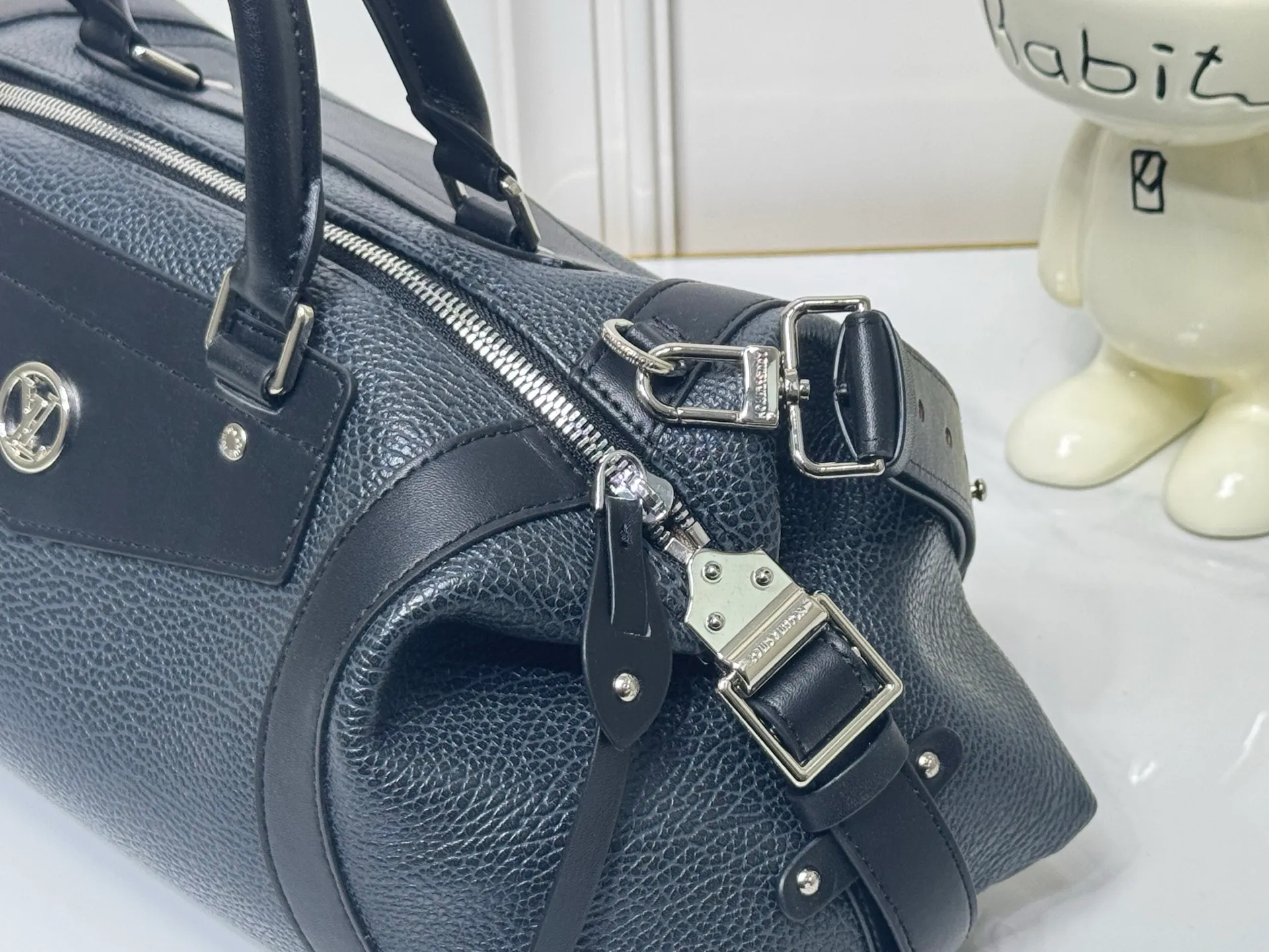 Batch 340💰M25557 M25561 M25561 M25566 Dark Gray M14702 Medium This Nano LV Rider handbag is from the 2025 spring and summer series. It combines pixelated grain sheep leather with smooth cow leather elements, and then uses the LV Circle logo to accentuate the elegant panels. The foldable configuration makes it easy to store in a suitcase, and the modern design adds a rock-n-roll edge to any look. Dimensions: 15 × 15 × 38 cm (H x W x L) Sheep leather Cow leather trim Textile lining Metal hardware Zipper closure Side slip straps Internal pocket Holds a 6.7-inch smartphone, Romy card holder and lipstick Shoulder strap: removable, adjustable Half-length strap: 30.0 cm Half-length strap adjustable to: 45.0 cm Handle: Double handle