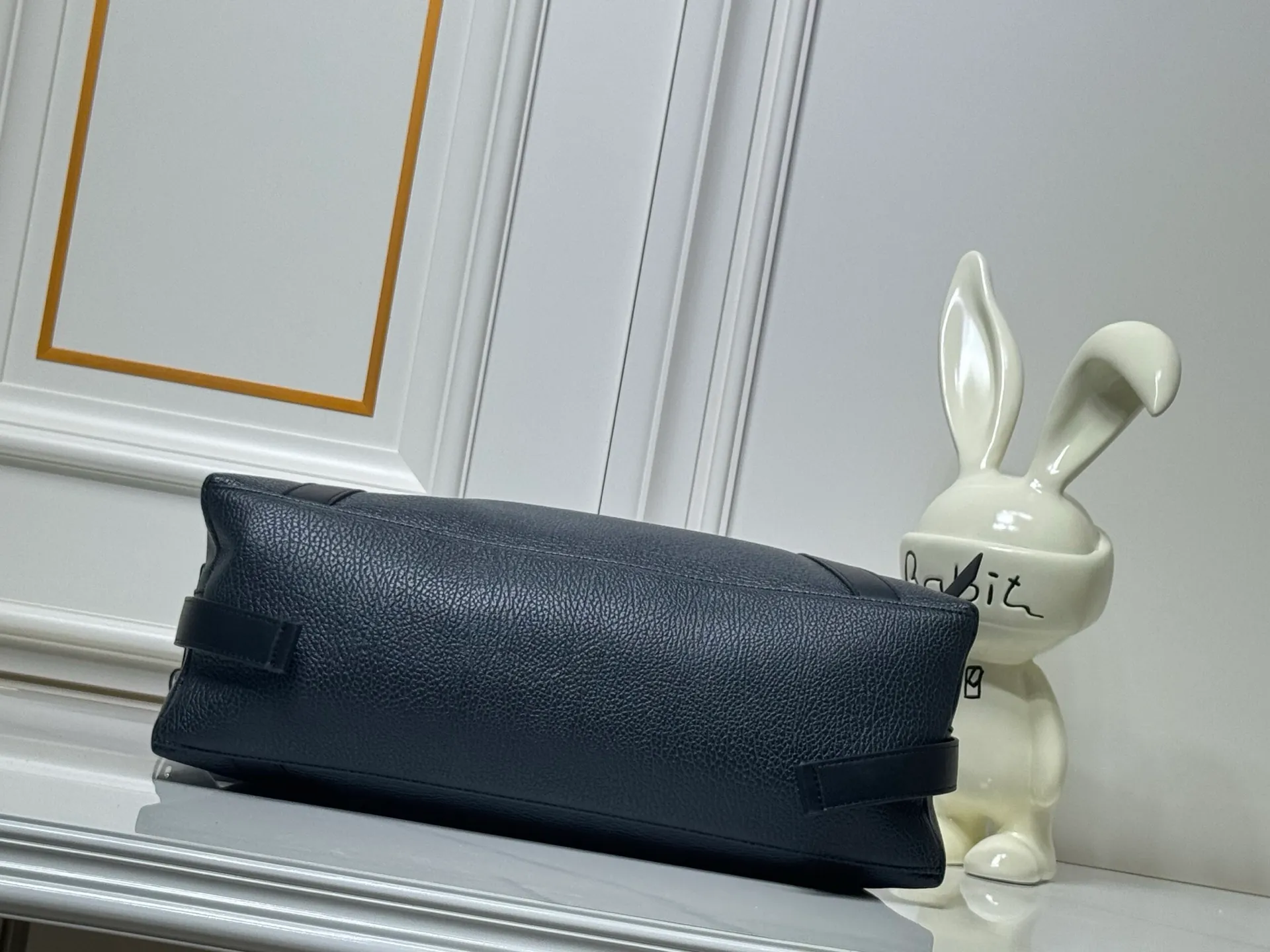 Batch 340💰M25557 M25561 M25561 M25566 Dark Gray M14702 Medium This Nano LV Rider handbag is from the 2025 spring and summer series. It combines pixelated grain sheep leather with smooth cow leather elements, and then uses the LV Circle logo to accentuate the elegant panels. The foldable configuration makes it easy to store in a suitcase, and the modern design adds a rock-n-roll edge to any look. Dimensions: 15 × 15 × 38 cm (H x W x L) Sheep leather Cow leather trim Textile lining Metal hardware Zipper closure Side slip straps Internal pocket Holds a 6.7-inch smartphone, Romy card holder and lipstick Shoulder strap: removable, adjustable Half-length strap: 30.0 cm Half-length strap adjustable to: 45.0 cm Handle: Double handle