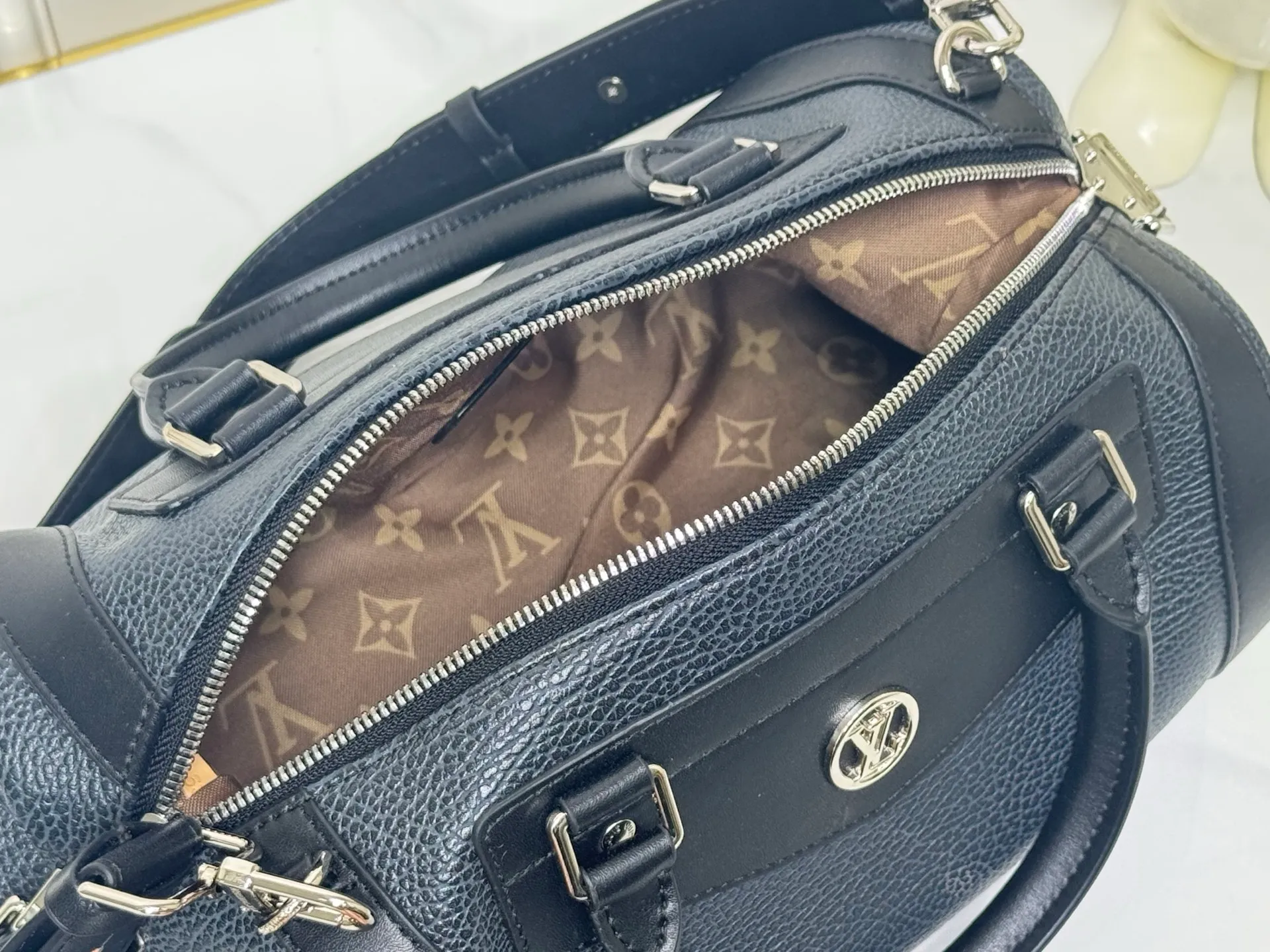 Batch 340💰M25557 M25561 M25561 M25566 Dark Gray M14702 Medium This Nano LV Rider handbag is from the 2025 spring and summer series. It combines pixelated grain sheep leather with smooth cow leather elements, and then uses the LV Circle logo to accentuate the elegant panels. The foldable configuration makes it easy to store in a suitcase, and the modern design adds a rock-n-roll edge to any look. Dimensions: 15 × 15 × 38 cm (H x W x L) Sheep leather Cow leather trim Textile lining Metal hardware Zipper closure Side slip straps Internal pocket Holds a 6.7-inch smartphone, Romy card holder and lipstick Shoulder strap: removable, adjustable Half-length strap: 30.0 cm Half-length strap adjustable to: 45.0 cm Handle: Double handle