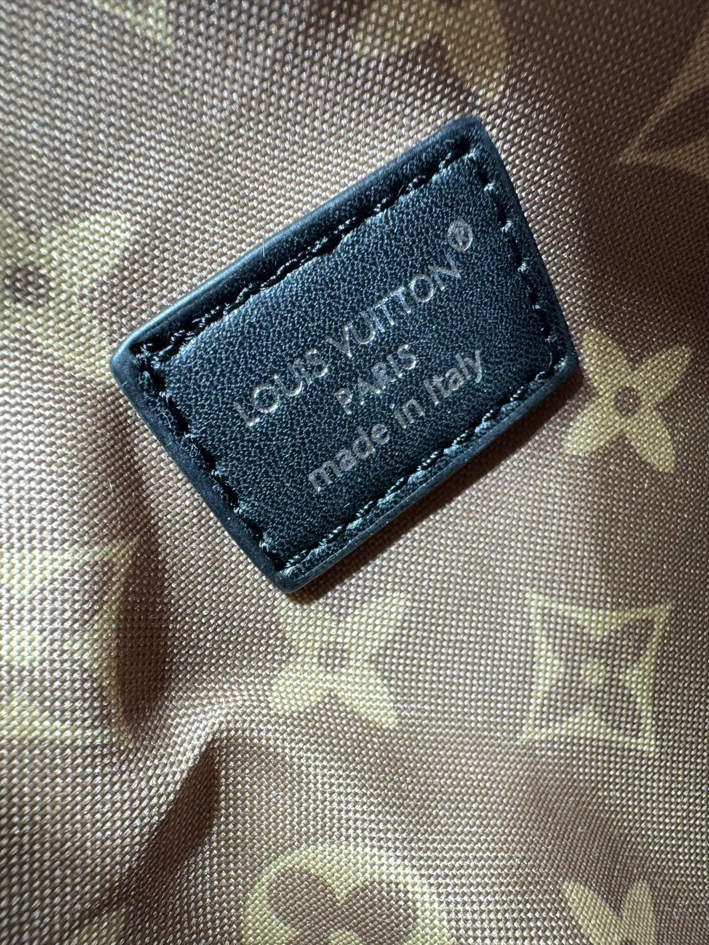 Batch 340💰M25557 M25561 M25561 M25566 Dark Gray M14702 Medium This Nano LV Rider handbag is from the 2025 spring and summer series. It combines pixelated grain sheep leather with smooth cow leather elements, and then uses the LV Circle logo to accentuate the elegant panels. The foldable configuration makes it easy to store in a suitcase, and the modern design adds a rock-n-roll edge to any look. Dimensions: 15 × 15 × 38 cm (H x W x L) Sheep leather Cow leather trim Textile lining Metal hardware Zipper closure Side slip straps Internal pocket Holds a 6.7-inch smartphone, Romy card holder and lipstick Shoulder strap: removable, adjustable Half-length strap: 30.0 cm Half-length strap adjustable to: 45.0 cm Handle: Double handle