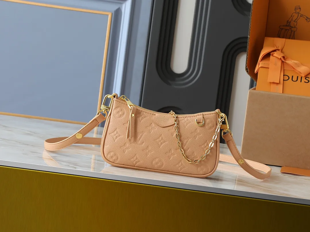 💰180💰Upgraded from the original M81066 M80349 M14421 M81862 M13614 This Easy Pouch handbag has a classic Monogram pattern on the leather body and incorporates dazzling metal parts such as D-rings, making it a perfect choice for day and night travel. The compact shape is suitable for daily needs, and the detachable shoulder strap and chain allow for a variety of carrying methods. Dimensions: 19.0 x 11.5 x 3.0 cm (length x height x width)