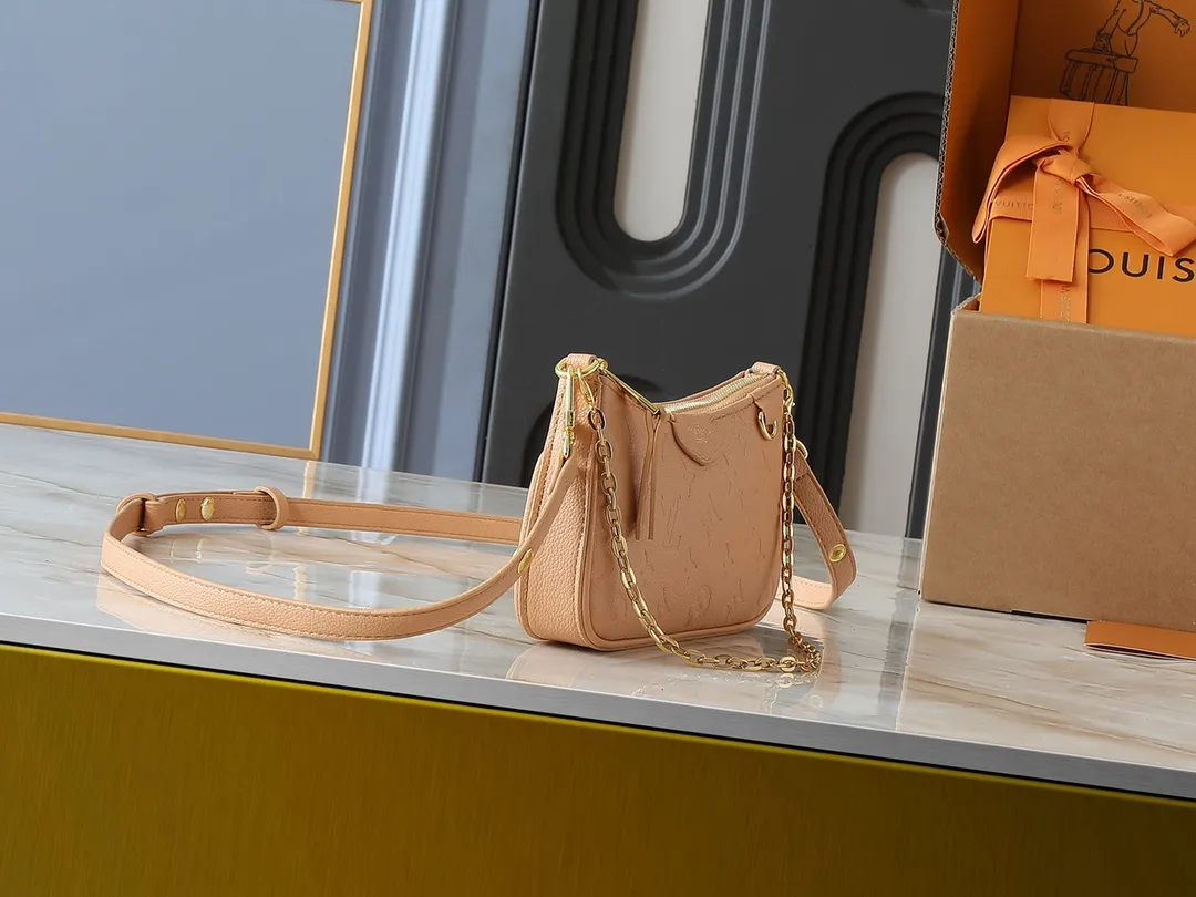 💰180💰Upgraded from the original M81066 M80349 M14421 M81862 M13614 This Easy Pouch handbag has a classic Monogram pattern on the leather body and incorporates dazzling metal parts such as D-rings, making it a perfect choice for day and night travel. The compact shape is suitable for daily needs, and the detachable shoulder strap and chain allow for a variety of carrying methods. Dimensions: 19.0 x 11.5 x 3.0 cm (length x height x width)