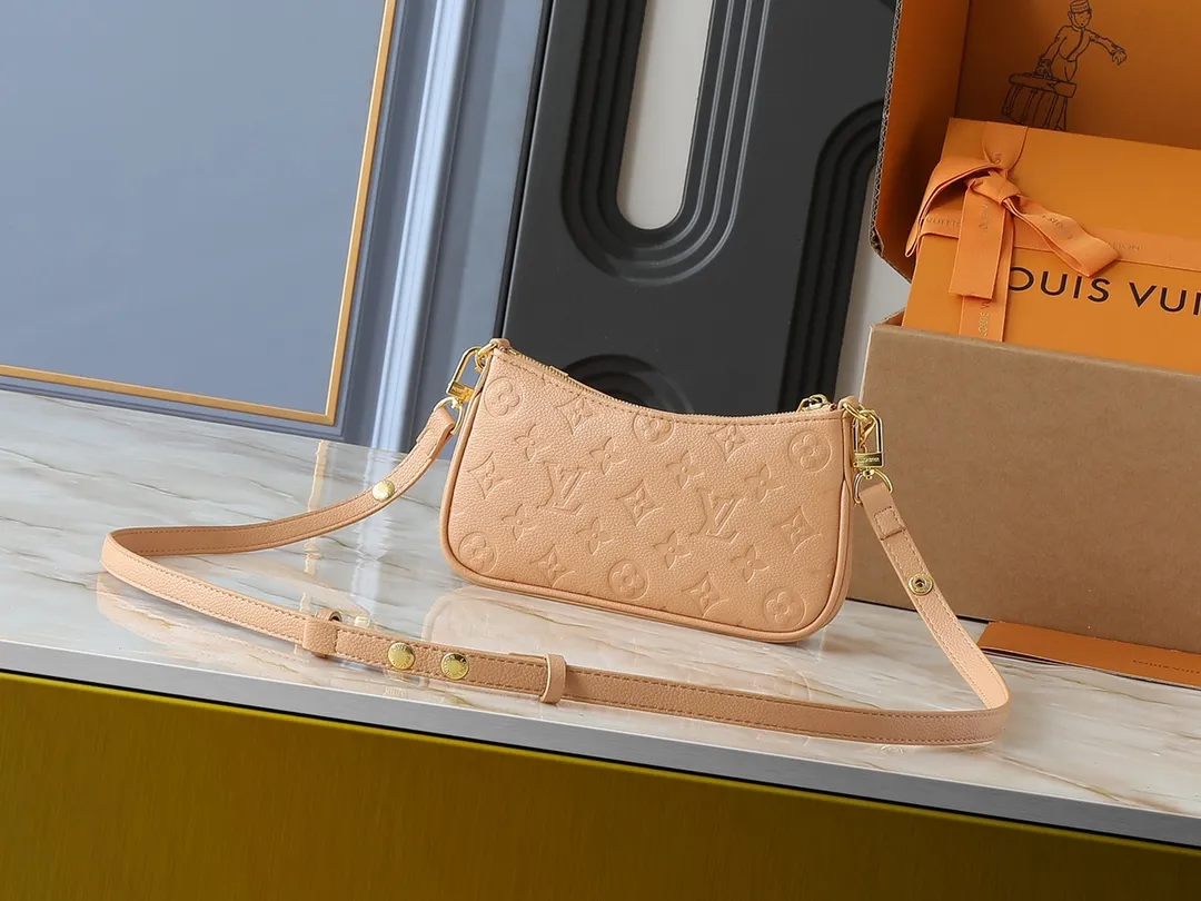 💰180💰Upgraded from the original M81066 M80349 M14421 M81862 M13614 This Easy Pouch handbag has a classic Monogram pattern on the leather body and incorporates dazzling metal parts such as D-rings, making it a perfect choice for day and night travel. The compact shape is suitable for daily needs, and the detachable shoulder strap and chain allow for a variety of carrying methods. Dimensions: 19.0 x 11.5 x 3.0 cm (length x height x width)