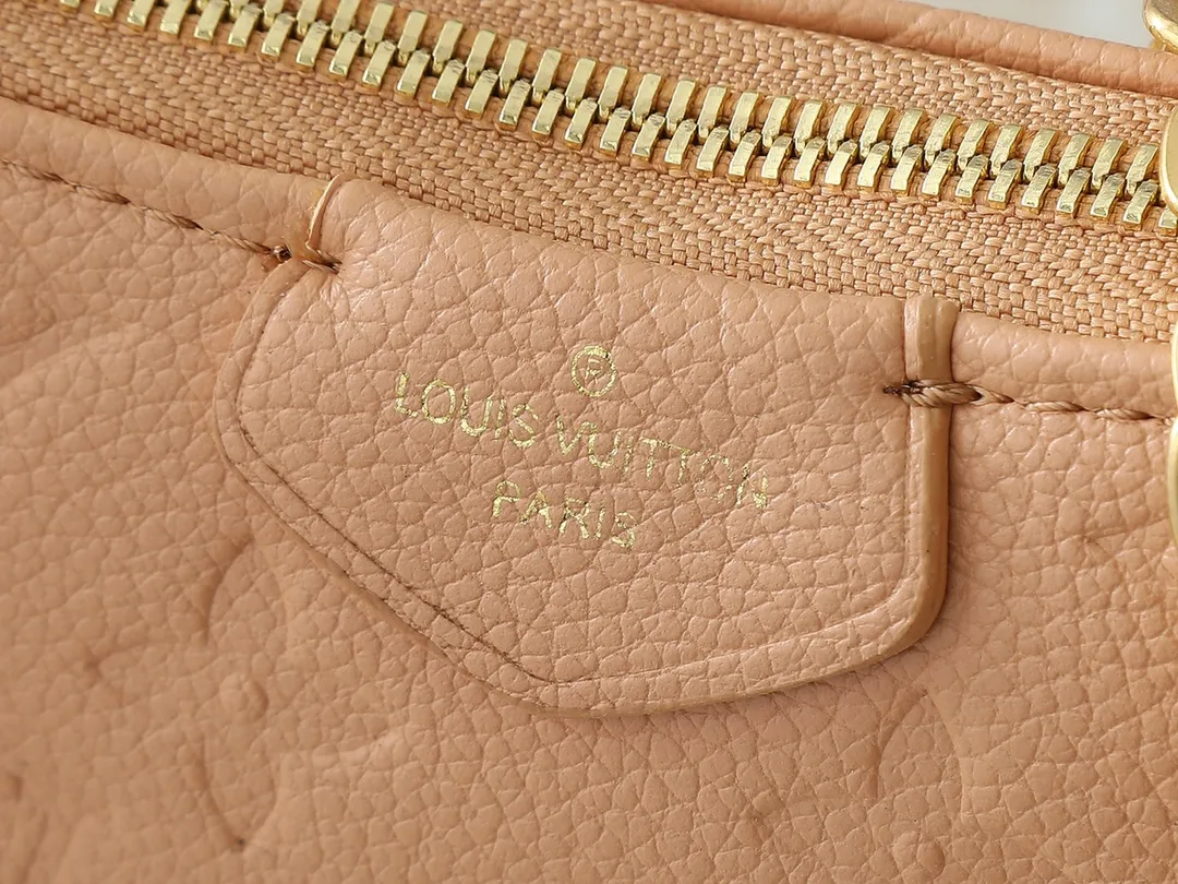 💰180💰Upgraded from the original M81066 M80349 M14421 M81862 M13614 This Easy Pouch handbag has a classic Monogram pattern on the leather body and incorporates dazzling metal parts such as D-rings, making it a perfect choice for day and night travel. The compact shape is suitable for daily needs, and the detachable shoulder strap and chain allow for a variety of carrying methods. Dimensions: 19.0 x 11.5 x 3.0 cm (length x height x width)