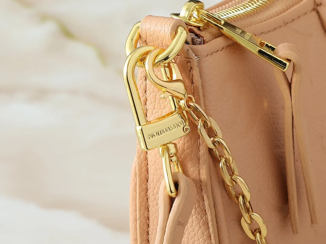 💰180💰Upgraded from the original M81066 M80349 M14421 M81862 M13614 This Easy Pouch handbag has a classic Monogram pattern on the leather body and incorporates dazzling metal parts such as D-rings, making it a perfect choice for day and night travel. The compact shape is suitable for daily needs, and the detachable shoulder strap and chain allow for a variety of carrying methods. Dimensions: 19.0 x 11.5 x 3.0 cm (length x height x width)