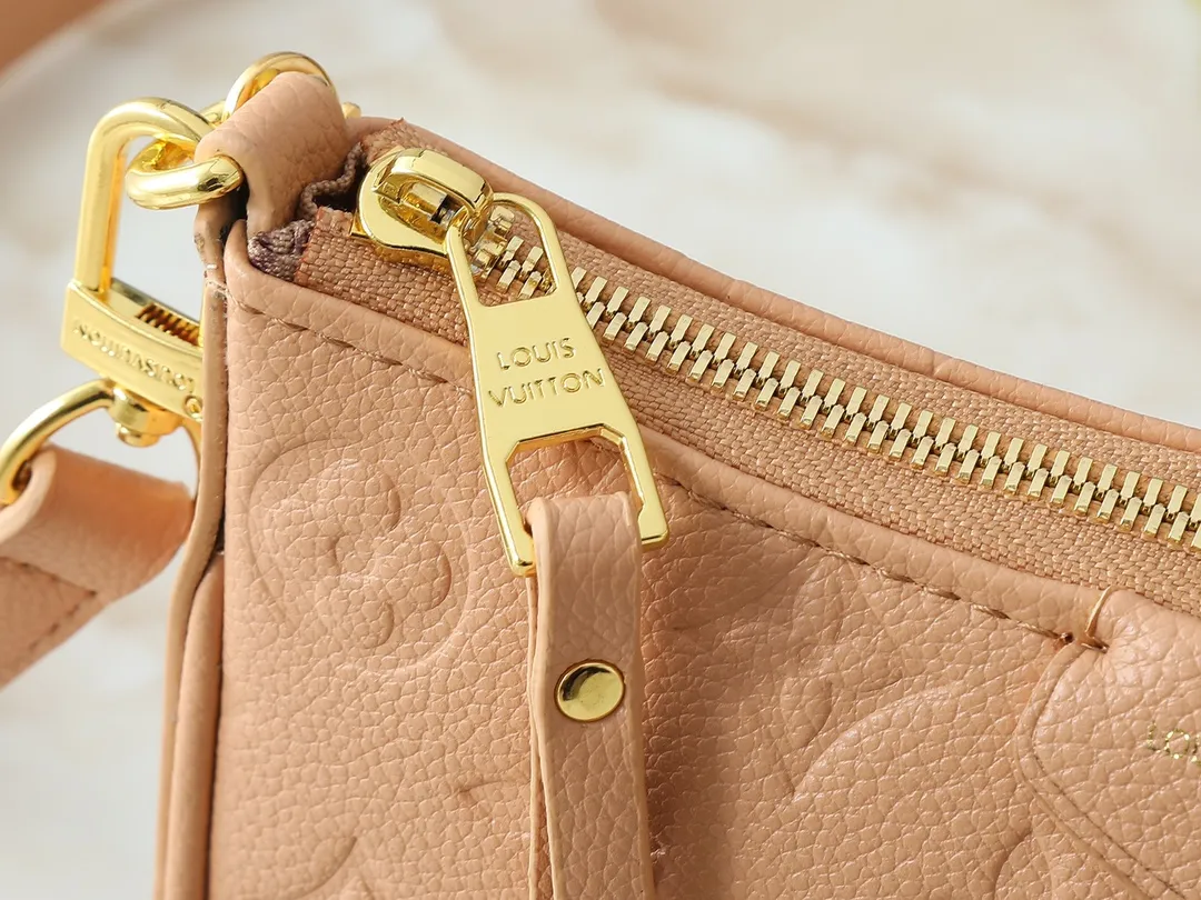 💰180💰Upgraded from the original M81066 M80349 M14421 M81862 M13614 This Easy Pouch handbag has a classic Monogram pattern on the leather body and incorporates dazzling metal parts such as D-rings, making it a perfect choice for day and night travel. The compact shape is suitable for daily needs, and the detachable shoulder strap and chain allow for a variety of carrying methods. Dimensions: 19.0 x 11.5 x 3.0 cm (length x height x width)