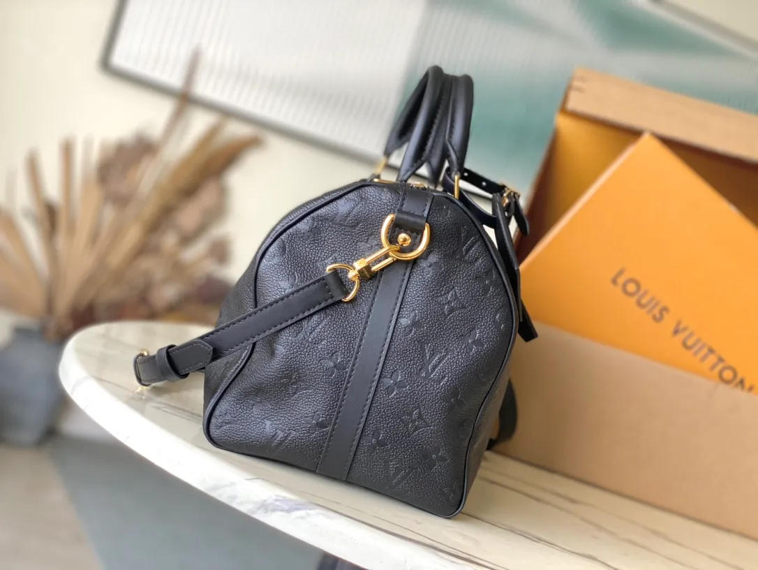 💰1200 (top layer leather) top original order M47186 black This Speedy Soft30 handbag renews the classic design of the Speedy handbag, using Monogram Empreinte leather and suede cow leather lining to create a light and soft structure. Whether carried by hand, cross-body or shoulder, you can create a trendy look. Dimensions: 21 × 17 × 30 cm