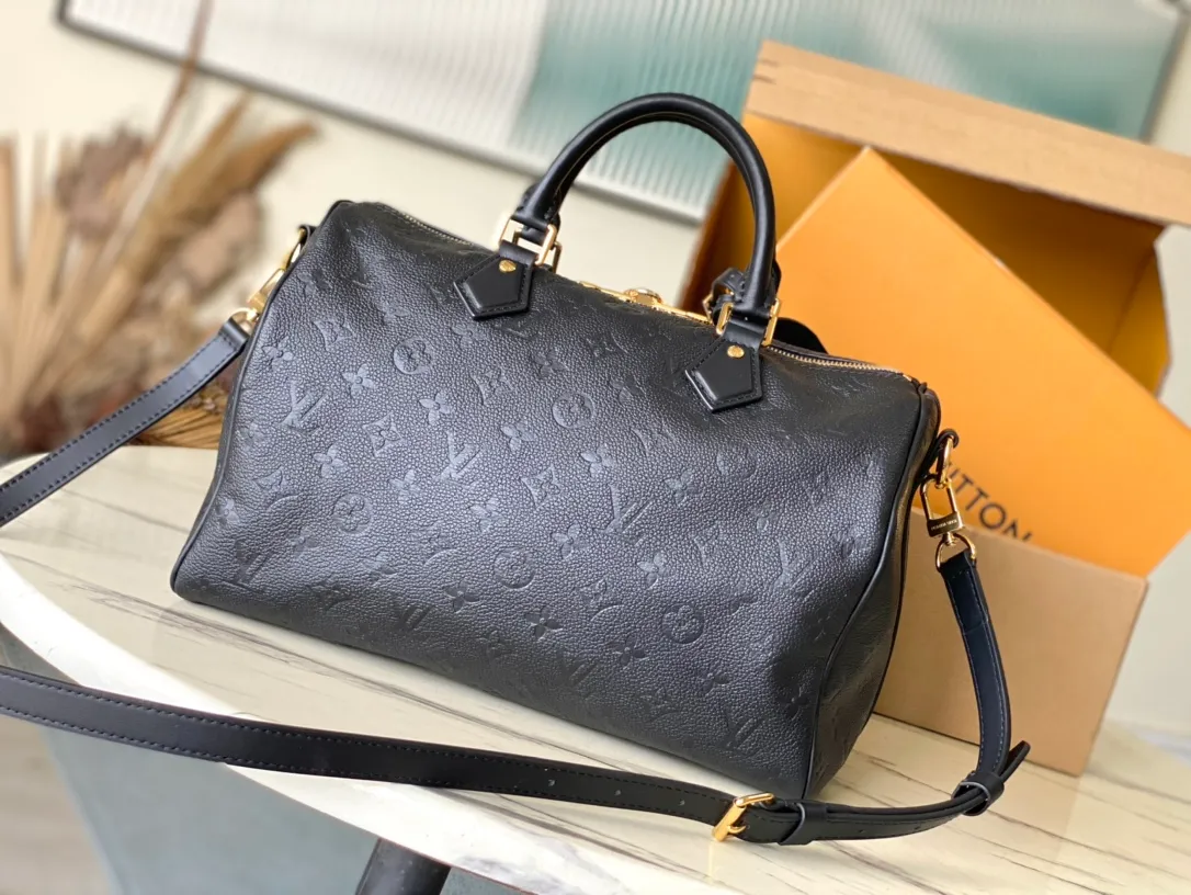 💰1200 (top layer leather) top original order M47186 black This Speedy Soft30 handbag renews the classic design of the Speedy handbag, using Monogram Empreinte leather and suede cow leather lining to create a light and soft structure. Whether carried by hand, cross-body or shoulder, you can create a trendy look. Dimensions: 21 × 17 × 30 cm