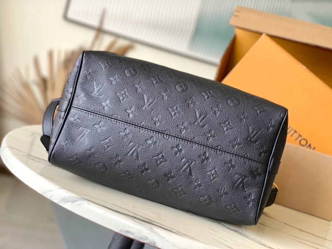 💰1200 (top layer leather) top original order M47186 black This Speedy Soft30 handbag renews the classic design of the Speedy handbag, using Monogram Empreinte leather and suede cow leather lining to create a light and soft structure. Whether carried by hand, cross-body or shoulder, you can create a trendy look. Dimensions: 21 × 17 × 30 cm