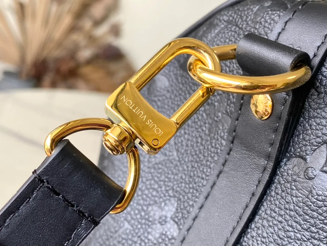 💰1200 (top layer leather) top original order M47186 black This Speedy Soft30 handbag renews the classic design of the Speedy handbag, using Monogram Empreinte leather and suede cow leather lining to create a light and soft structure. Whether carried by hand, cross-body or shoulder, you can create a trendy look. Dimensions: 21 × 17 × 30 cm