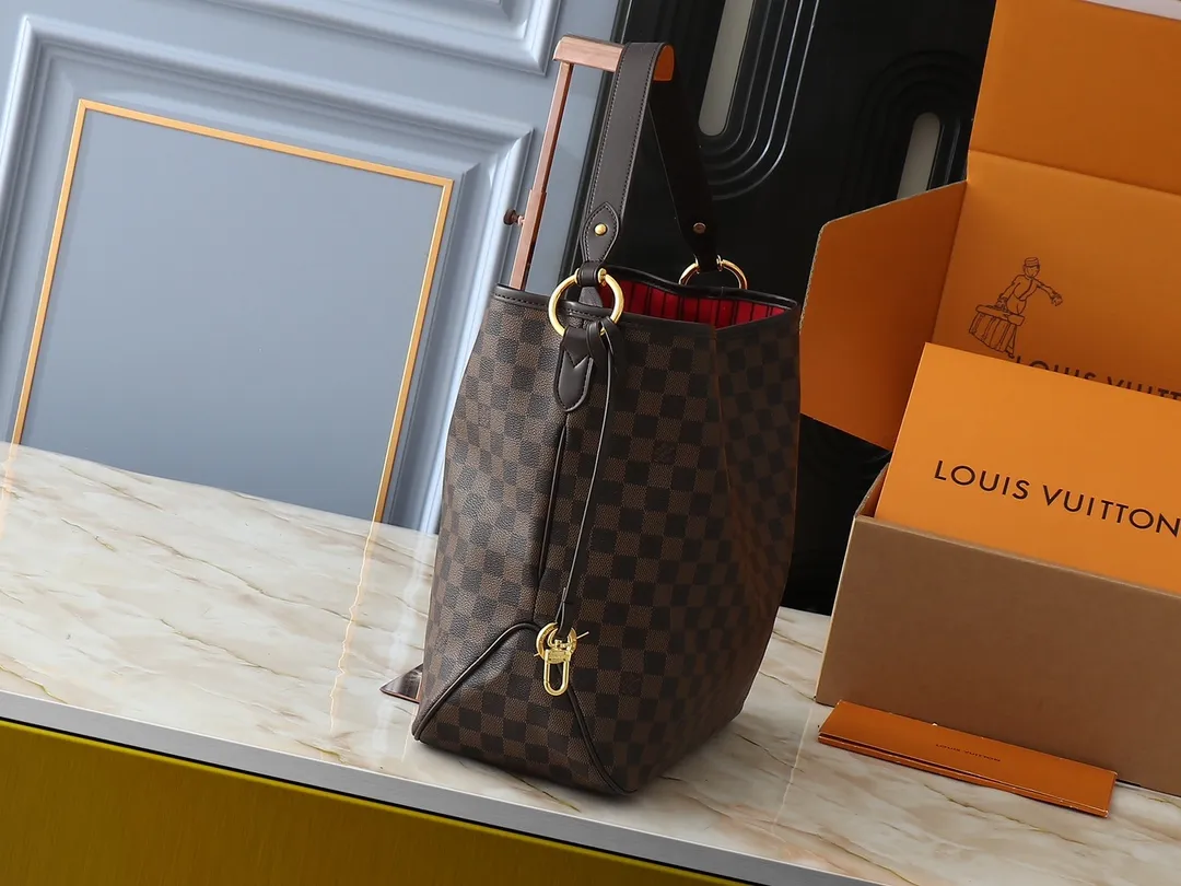 💰260💰Upgraded from the original M50156 Delightful second-hand version shopping bag! When you spend your workday in the city and your weekend at the beach, you don’t need to change your bag, because this fashionable, summery damier azur canvas calvi bag can be used for both work and beach vacations. This roomy tote features a large opening for easy access, convenient compartments and pockets to keep everything organized, and a vibrant garnet fabric lining adds a splash of color for a sunny summer mood. size: 41.0×33.0×15.0 cm.