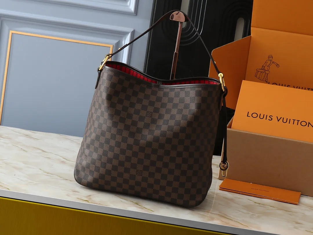 💰260💰Upgraded from the original M50156 Delightful second-hand version shopping bag! When you spend your workday in the city and your weekend at the beach, you don’t need to change your bag, because this fashionable, summery damier azur canvas calvi bag can be used for both work and beach vacations. This roomy tote features a large opening for easy access, convenient compartments and pockets to keep everything organized, and a vibrant garnet fabric lining adds a splash of color for a sunny summer mood. size: 41.0×33.0×15.0 cm.
