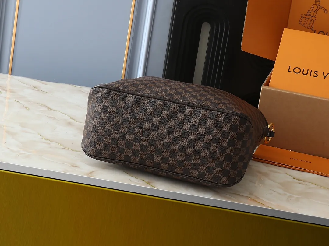 💰260💰Upgraded from the original M50156 Delightful second-hand version shopping bag! When you spend your workday in the city and your weekend at the beach, you don’t need to change your bag, because this fashionable, summery damier azur canvas calvi bag can be used for both work and beach vacations. This roomy tote features a large opening for easy access, convenient compartments and pockets to keep everything organized, and a vibrant garnet fabric lining adds a splash of color for a sunny summer mood. size: 41.0×33.0×15.0 cm.