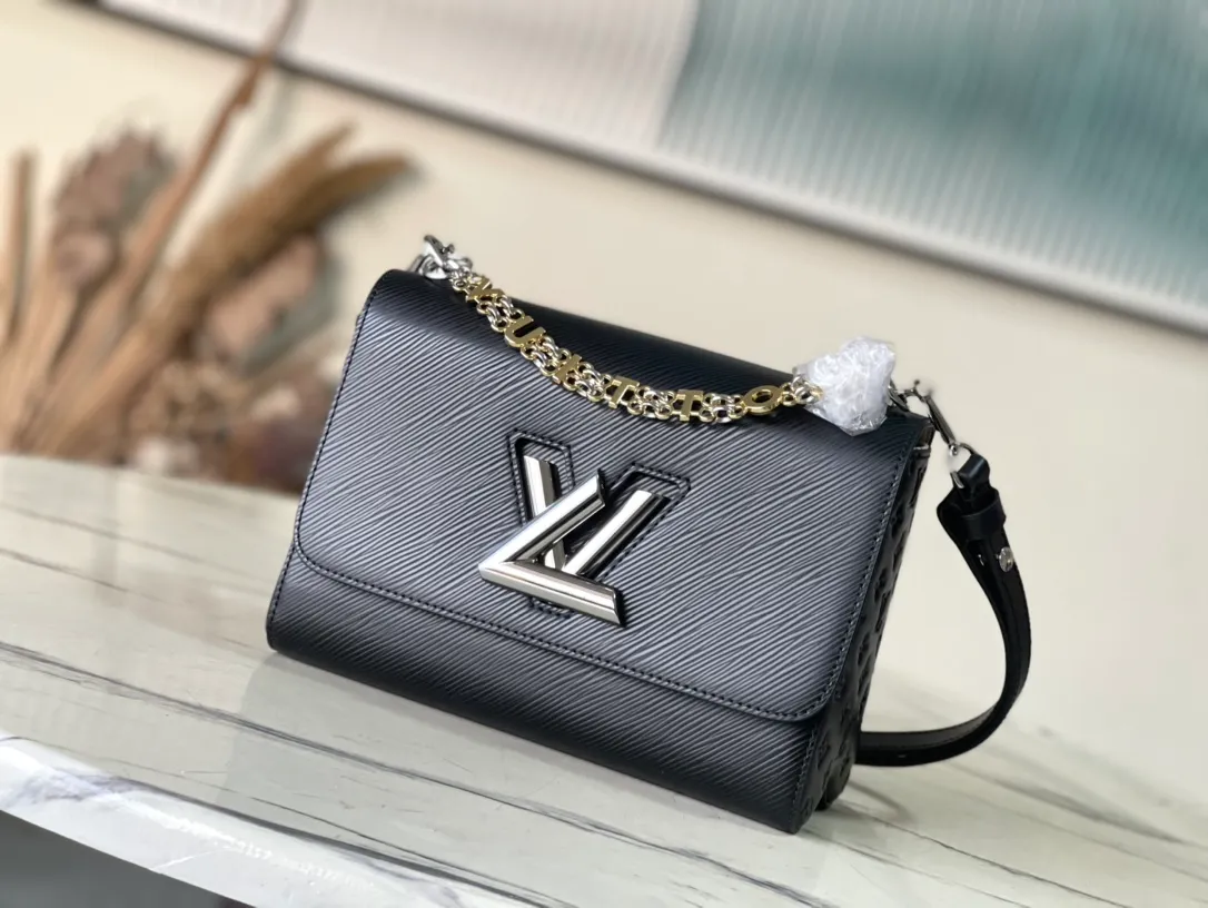 💰1160 (top layer leather) top original order M50282 black letters This Twist MM bag is made of Epi leather with a unique ridged texture and decorated with smooth cowhide. It features a silver LV Twist twist lock and a personalized two-tone lettered chain for a refined style. The well-organized interior features multiple pockets, including a removable mirror and a zippered compartment for change or keys. Detachable smart strap adjusts for shoulder and cross-body wear. 23 x 17 x 9.5cm
