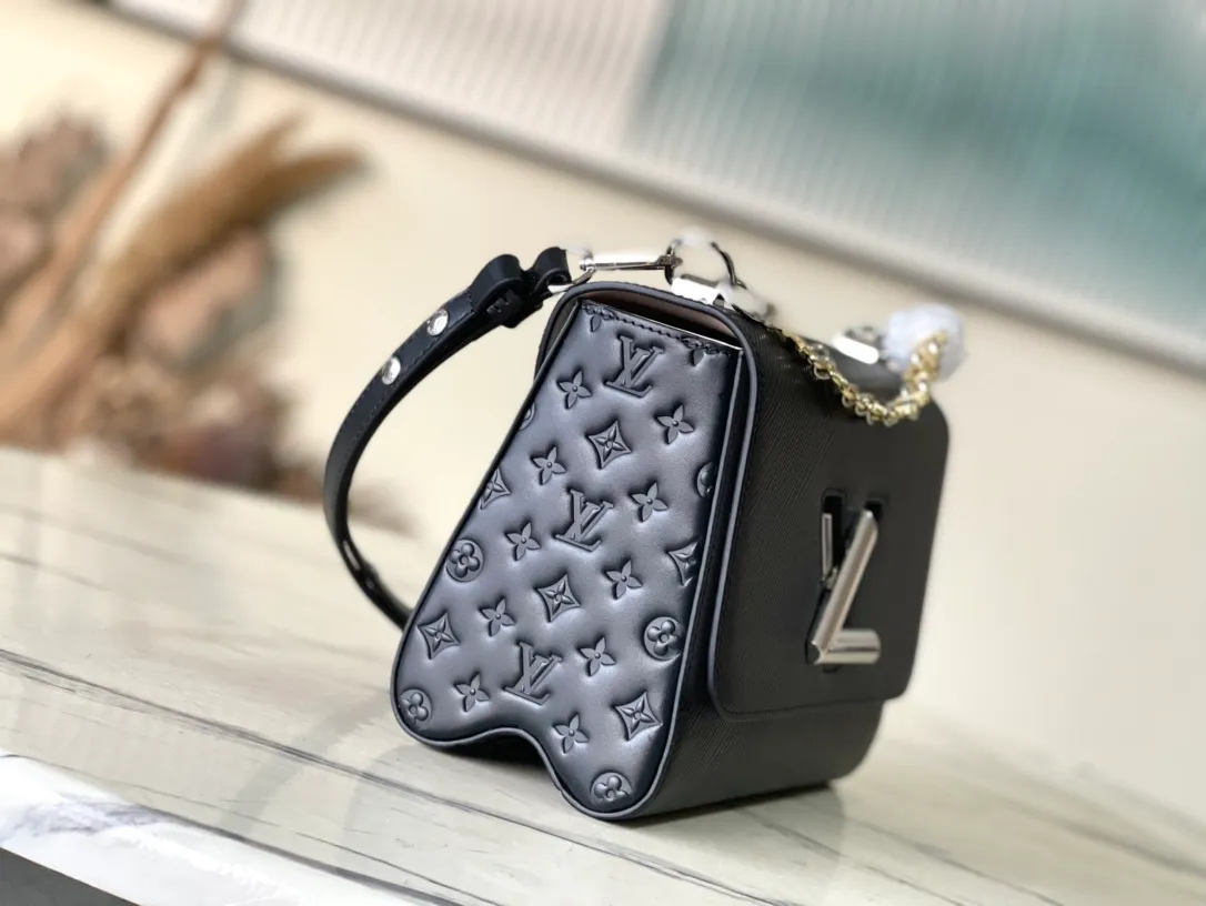 💰1160 (top layer leather) top original order M50282 black letters This Twist MM bag is made of Epi leather with a unique ridged texture and decorated with smooth cowhide. It features a silver LV Twist twist lock and a personalized two-tone lettered chain for a refined style. The well-organized interior features multiple pockets, including a removable mirror and a zippered compartment for change or keys. Detachable smart strap adjusts for shoulder and cross-body wear. 23 x 17 x 9.5cm