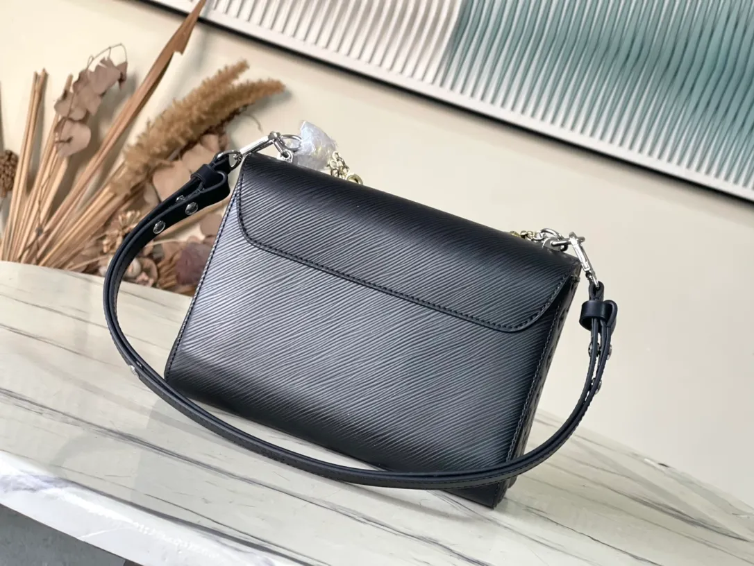 💰1160 (top layer leather) top original order M50282 black letters This Twist MM bag is made of Epi leather with a unique ridged texture and decorated with smooth cowhide. It features a silver LV Twist twist lock and a personalized two-tone lettered chain for a refined style. The well-organized interior features multiple pockets, including a removable mirror and a zippered compartment for change or keys. Detachable smart strap adjusts for shoulder and cross-body wear. 23 x 17 x 9.5cm