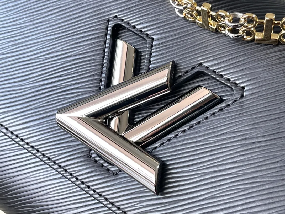 💰1160 (top layer leather) top original order M50282 black letters This Twist MM bag is made of Epi leather with a unique ridged texture and decorated with smooth cowhide. It features a silver LV Twist twist lock and a personalized two-tone lettered chain for a refined style. The well-organized interior features multiple pockets, including a removable mirror and a zippered compartment for change or keys. Detachable smart strap adjusts for shoulder and cross-body wear. 23 x 17 x 9.5cm