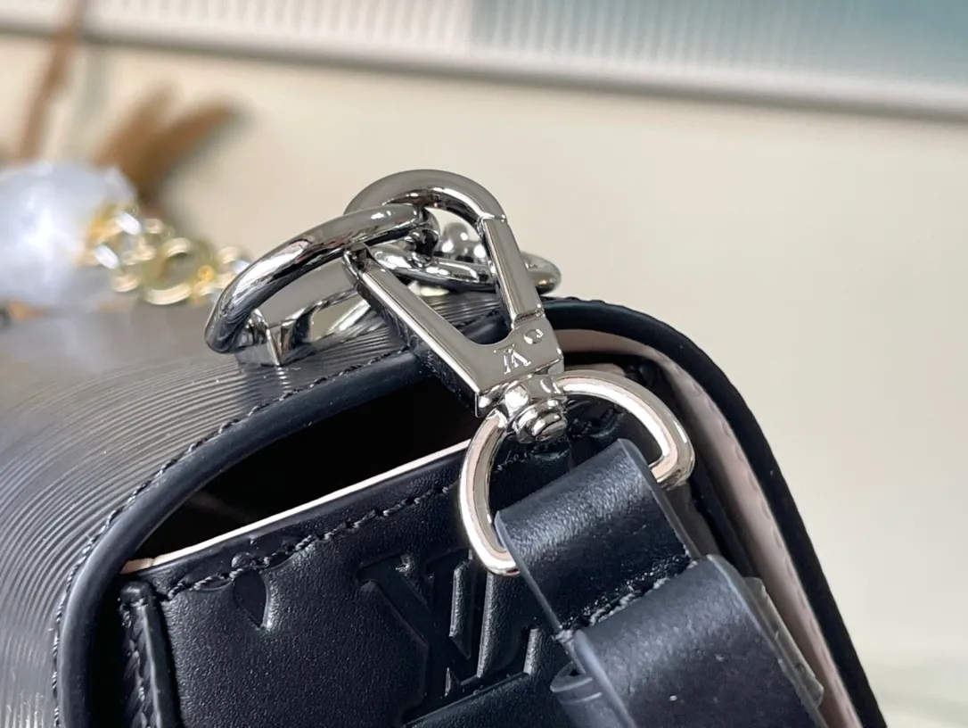 💰1160 (top layer leather) top original order M50282 black letters This Twist MM bag is made of Epi leather with a unique ridged texture and decorated with smooth cowhide. It features a silver LV Twist twist lock and a personalized two-tone lettered chain for a refined style. The well-organized interior features multiple pockets, including a removable mirror and a zippered compartment for change or keys. Detachable smart strap adjusts for shoulder and cross-body wear. 23 x 17 x 9.5cm