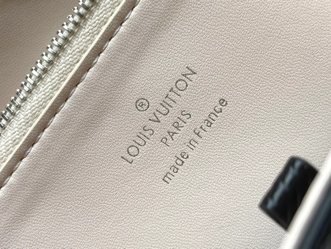 💰1160 (top layer leather) top original order M50282 black letters This Twist MM bag is made of Epi leather with a unique ridged texture and decorated with smooth cowhide. It features a silver LV Twist twist lock and a personalized two-tone lettered chain for a refined style. The well-organized interior features multiple pockets, including a removable mirror and a zippered compartment for change or keys. Detachable smart strap adjusts for shoulder and cross-body wear. 23 x 17 x 9.5cm