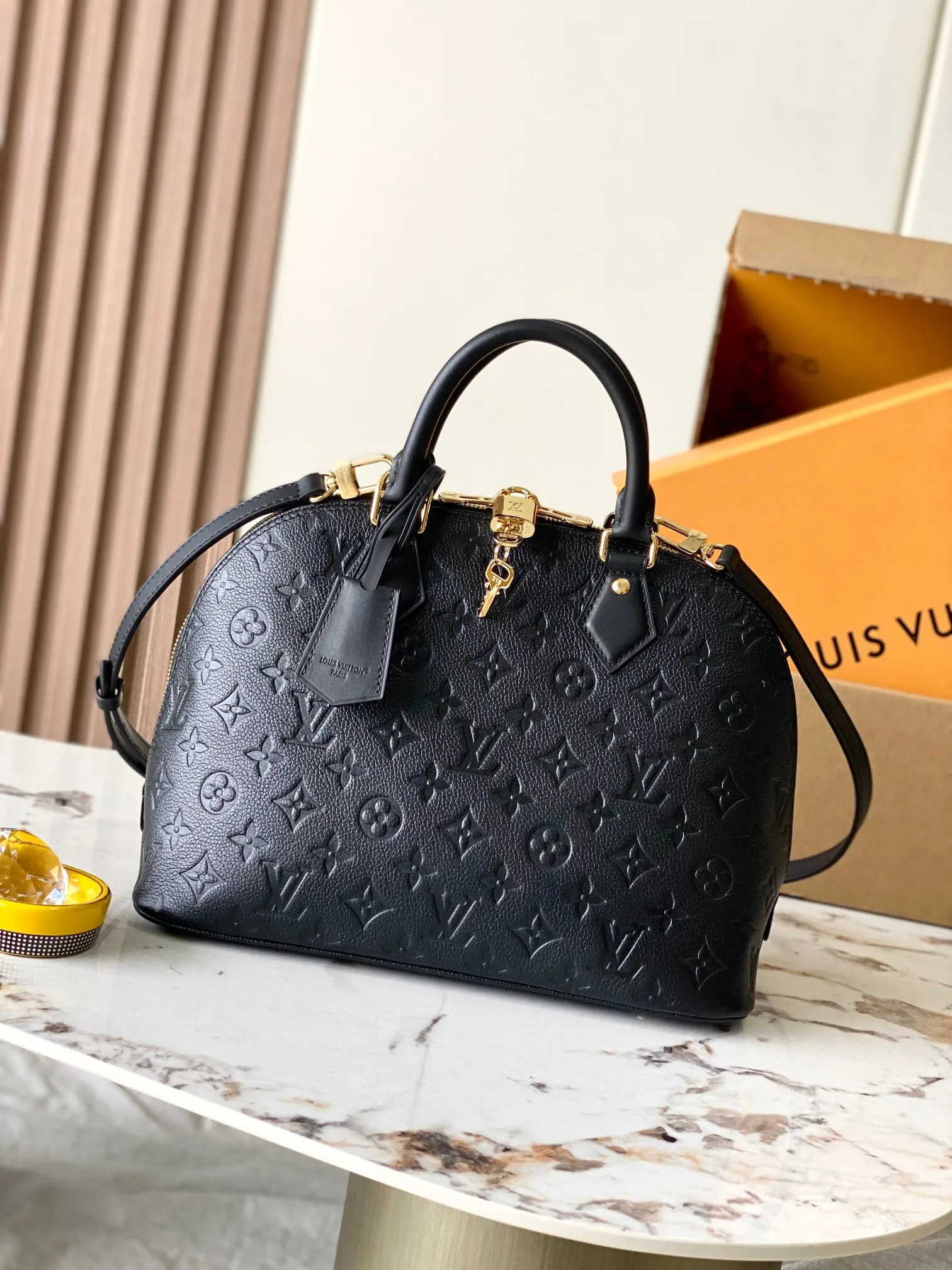p2000 [Special grade MB163c chip version original leather] This Alma PM handbag Model: M26489 Material: Grade A all-steel hardware, imported original cowhide Packaging: Full set of original duty-free MB packaging Dimensions: 30.5 x 21 x 14.5 cm