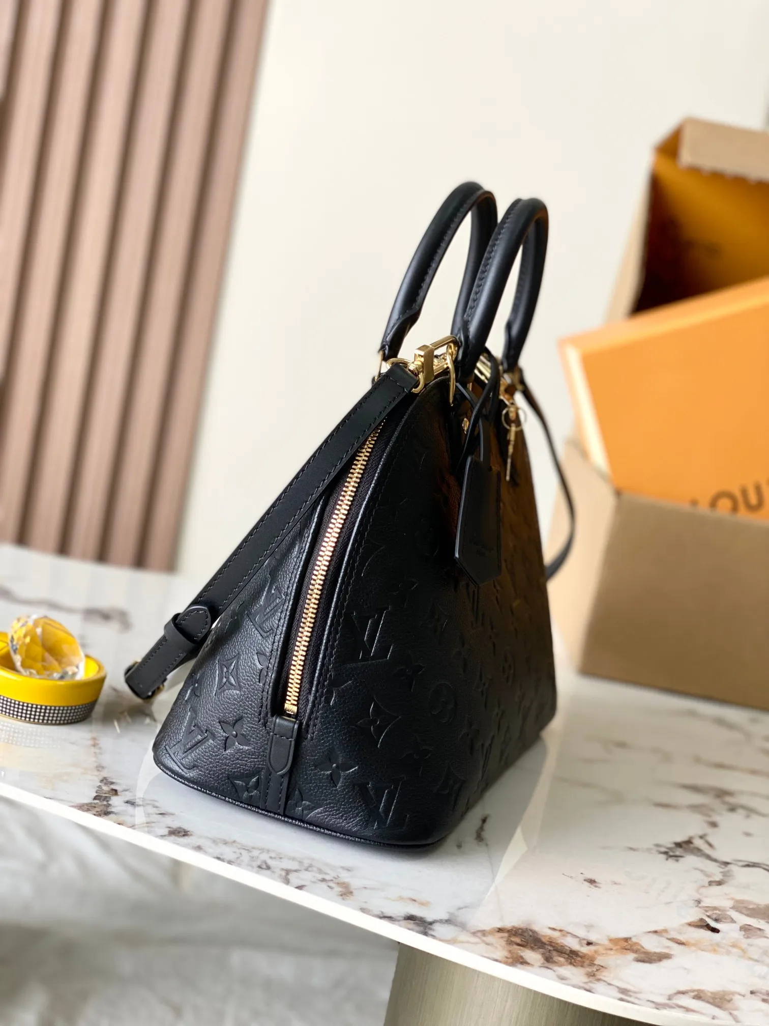 p2000 [Special grade MB163c chip version original leather] This Alma PM handbag Model: M26489 Material: Grade A all-steel hardware, imported original cowhide Packaging: Full set of original duty-free MB packaging Dimensions: 30.5 x 21 x 14.5 cm