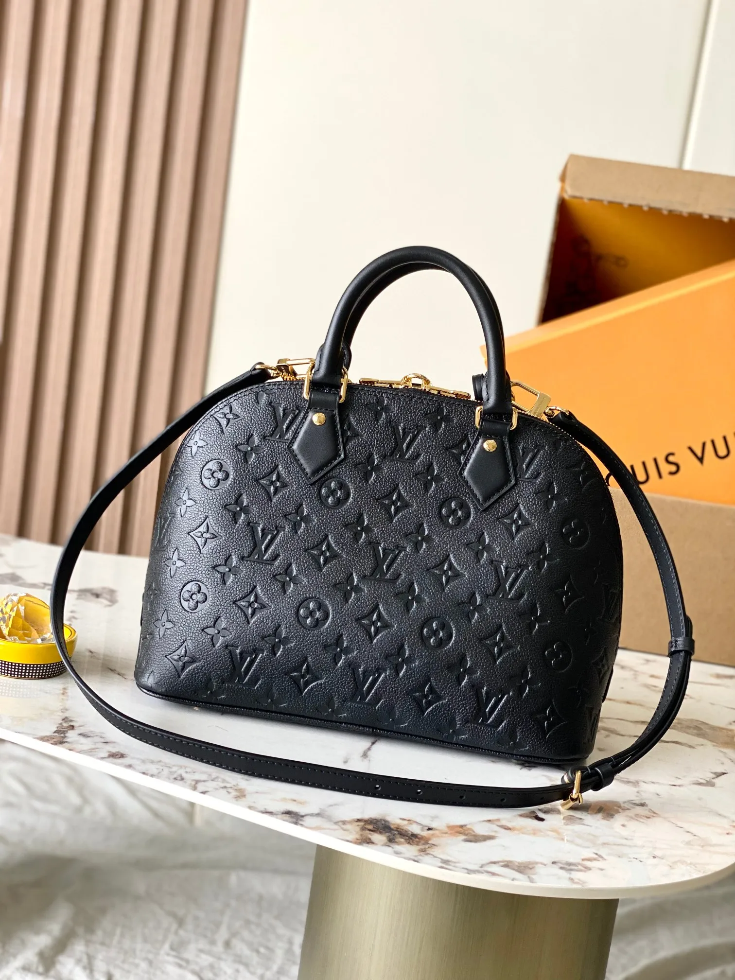 p2000 [Special grade MB163c chip version original leather] This Alma PM handbag Model: M26489 Material: Grade A all-steel hardware, imported original cowhide Packaging: Full set of original duty-free MB packaging Dimensions: 30.5 x 21 x 14.5 cm