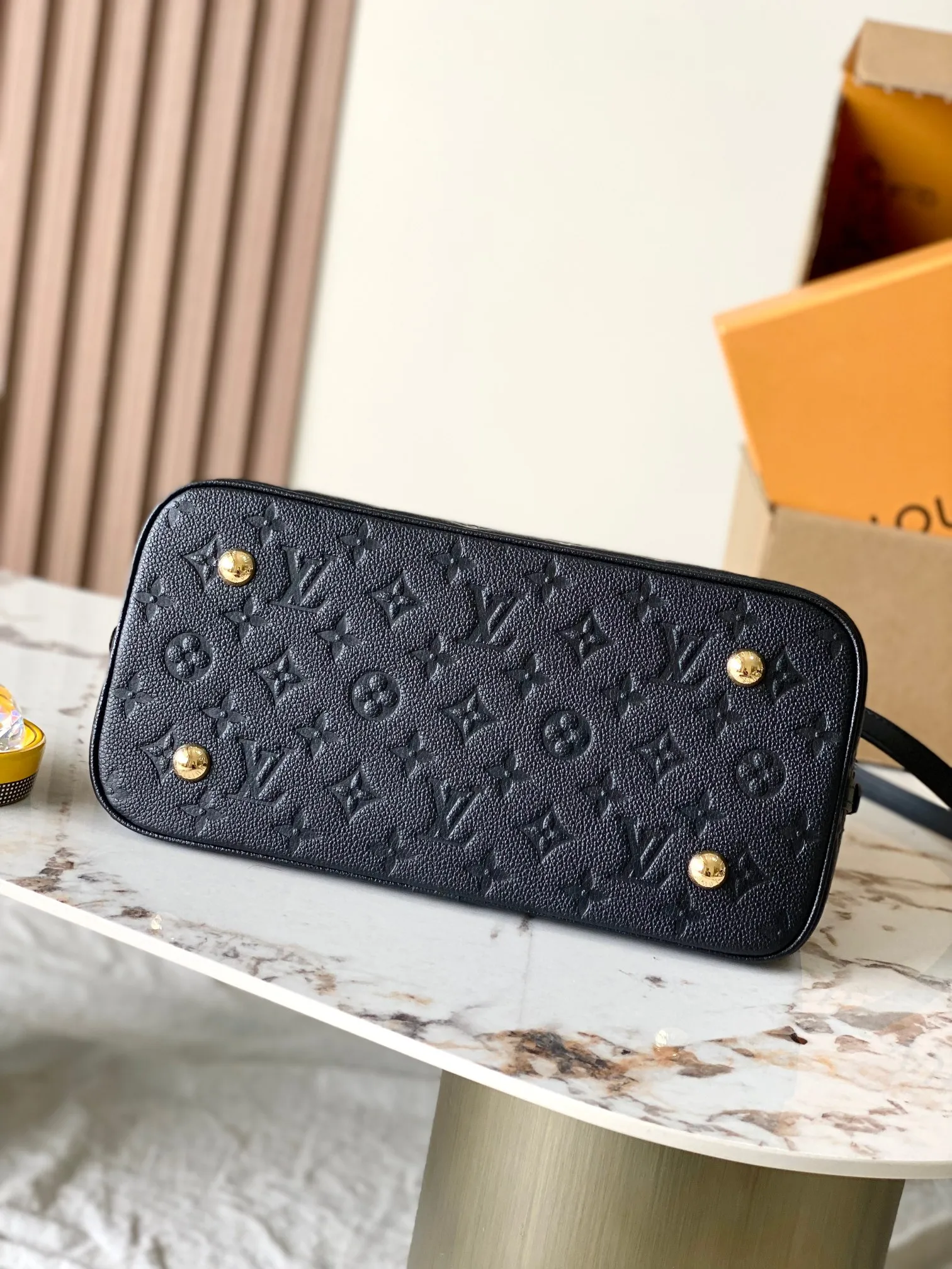 p2000 [Special grade MB163c chip version original leather] This Alma PM handbag Model: M26489 Material: Grade A all-steel hardware, imported original cowhide Packaging: Full set of original duty-free MB packaging Dimensions: 30.5 x 21 x 14.5 cm