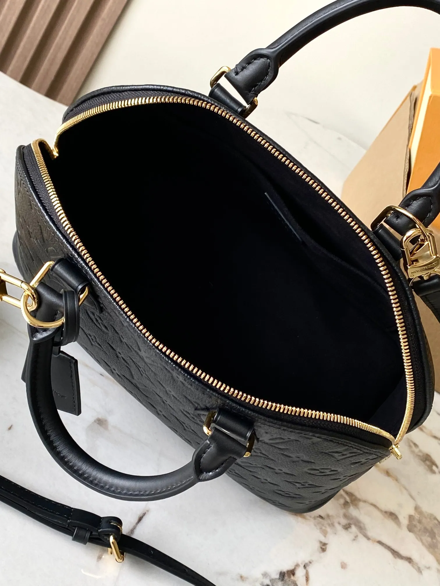 p2000 [Special grade MB163c chip version original leather] This Alma PM handbag Model: M26489 Material: Grade A all-steel hardware, imported original cowhide Packaging: Full set of original duty-free MB packaging Dimensions: 30.5 x 21 x 14.5 cm