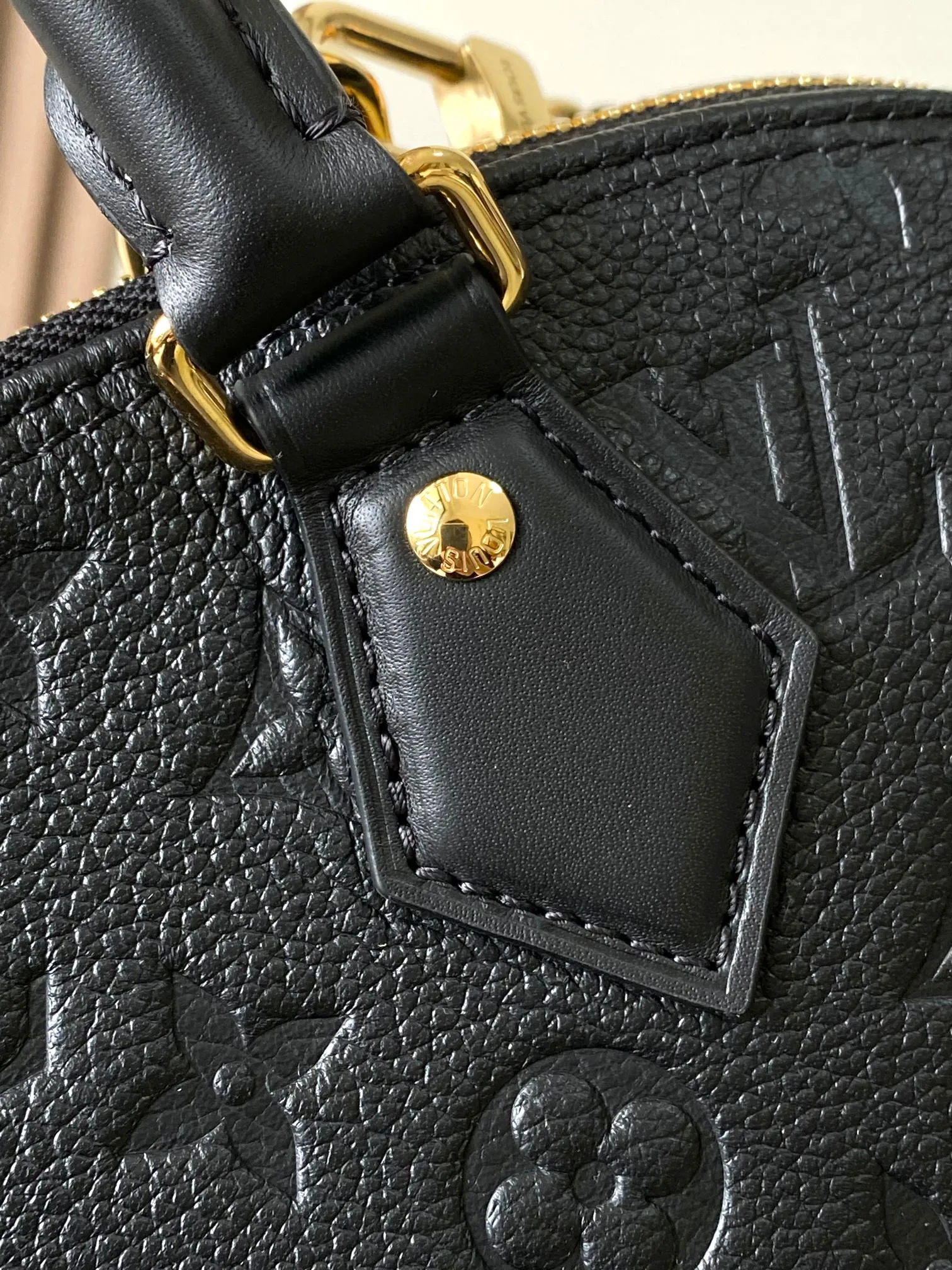 p2000 [Special grade MB163c chip version original leather] This Alma PM handbag Model: M26489 Material: Grade A all-steel hardware, imported original cowhide Packaging: Full set of original duty-free MB packaging Dimensions: 30.5 x 21 x 14.5 cm