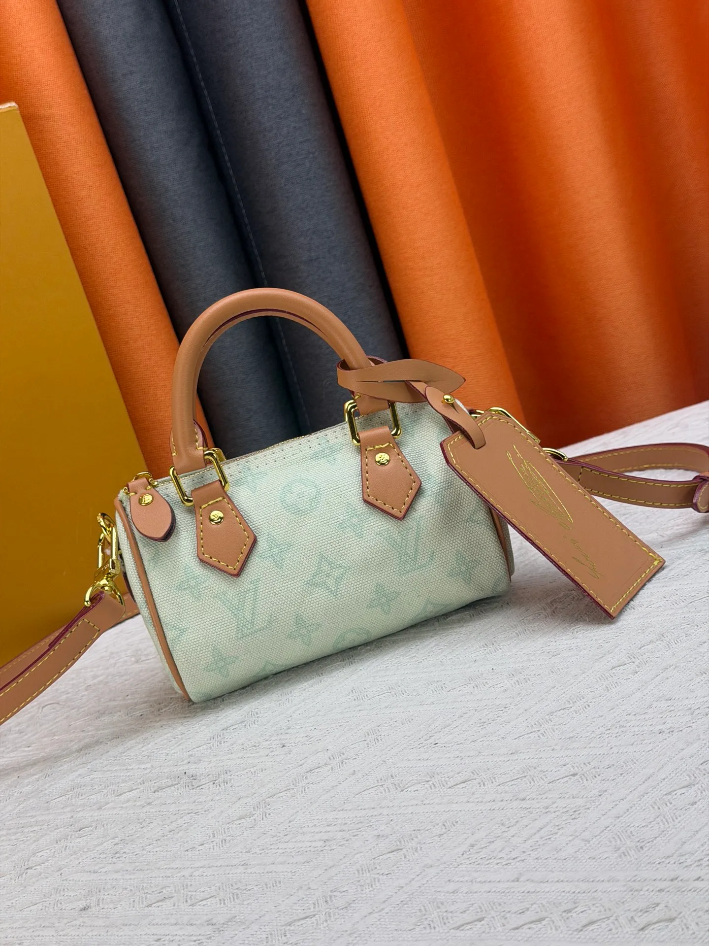 P220 M28322 Red M28323 M27610 M81085 [Exclusive background shot] This Nano Speedy handbag condenses the configuration of Louis Vuitton's classic Speedy handbag. It is made of Monogram canvas with distressed cow leather details and dazzling metal parts, making it easy to carry with you every day. The handles and removable and adjustable shoulder strap allow for a variety of styling possibilities. 16.0 x 10.0 x 7.5 cm (L x H x W) • Monogram coated canvas • Cow leather trim • Metal hardware • Zipper closure • Space to store daily necessities such as a 6.1-inch smartphone, card holder and lipstick • Shoulder strap: removable, adjustable • Half-length strap: 45.5 cm • Half-length strap adjustable to: 54.0 cm • Handle: Double handle