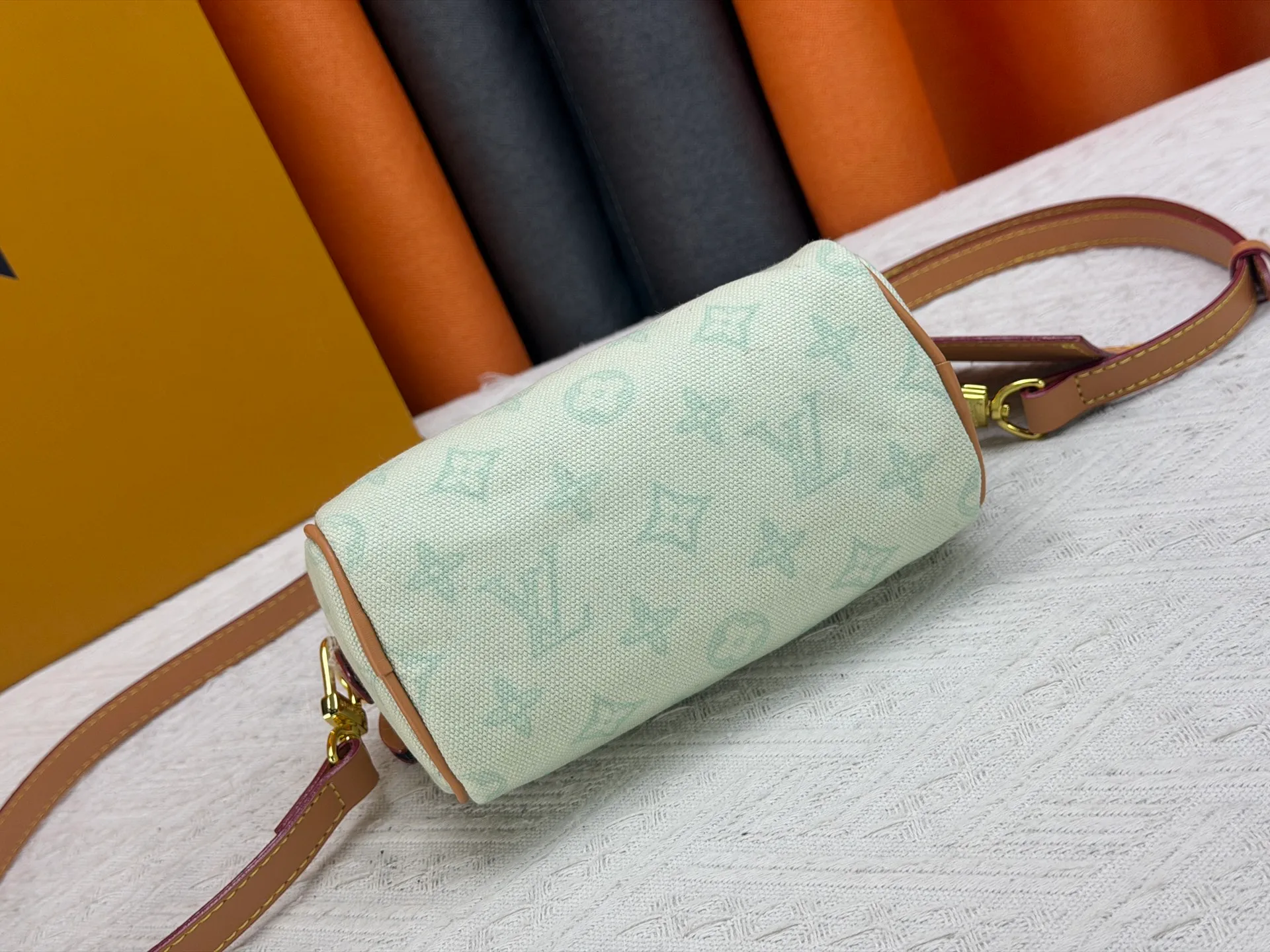 P220 M28322 Red M28323 M27610 M81085 [Exclusive background shot] This Nano Speedy handbag condenses the configuration of Louis Vuitton's classic Speedy handbag. It is made of Monogram canvas with distressed cow leather details and dazzling metal parts, making it easy to carry with you every day. The handles and removable and adjustable shoulder strap allow for a variety of styling possibilities. 16.0 x 10.0 x 7.5 cm (L x H x W) • Monogram coated canvas • Cow leather trim • Metal hardware • Zipper closure • Space to store daily necessities such as a 6.1-inch smartphone, card holder and lipstick • Shoulder strap: removable, adjustable • Half-length strap: 45.5 cm • Half-length strap adjustable to: 54.0 cm • Handle: Double handle