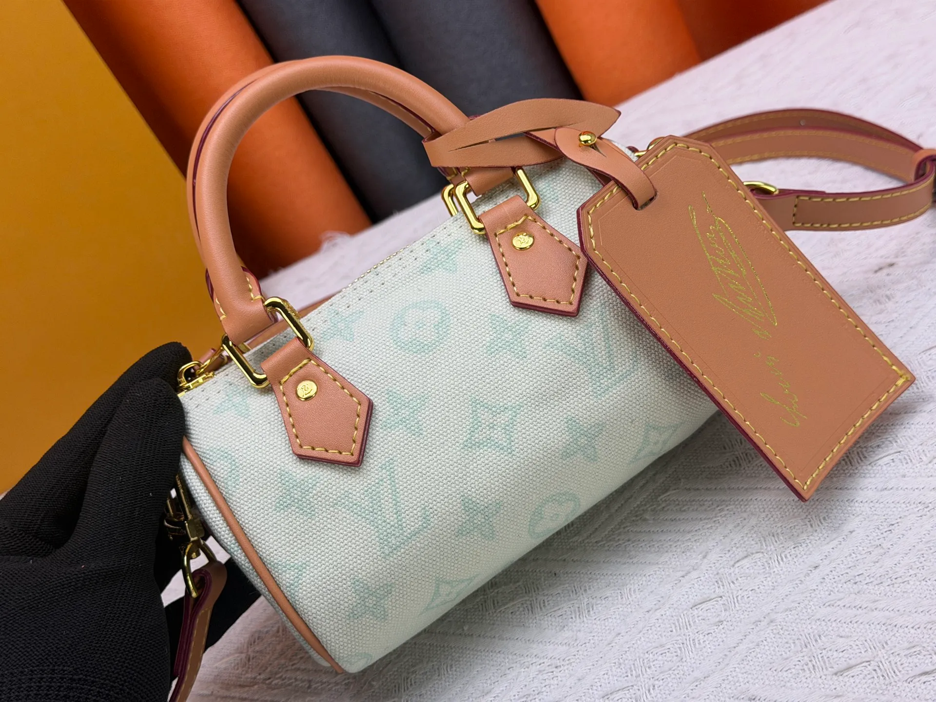 P220 M28322 Red M28323 M27610 M81085 [Exclusive background shot] This Nano Speedy handbag condenses the configuration of Louis Vuitton's classic Speedy handbag. It is made of Monogram canvas with distressed cow leather details and dazzling metal parts, making it easy to carry with you every day. The handles and removable and adjustable shoulder strap allow for a variety of styling possibilities. 16.0 x 10.0 x 7.5 cm (L x H x W) • Monogram coated canvas • Cow leather trim • Metal hardware • Zipper closure • Space to store daily necessities such as a 6.1-inch smartphone, card holder and lipstick • Shoulder strap: removable, adjustable • Half-length strap: 45.5 cm • Half-length strap adjustable to: 54.0 cm • Handle: Double handle