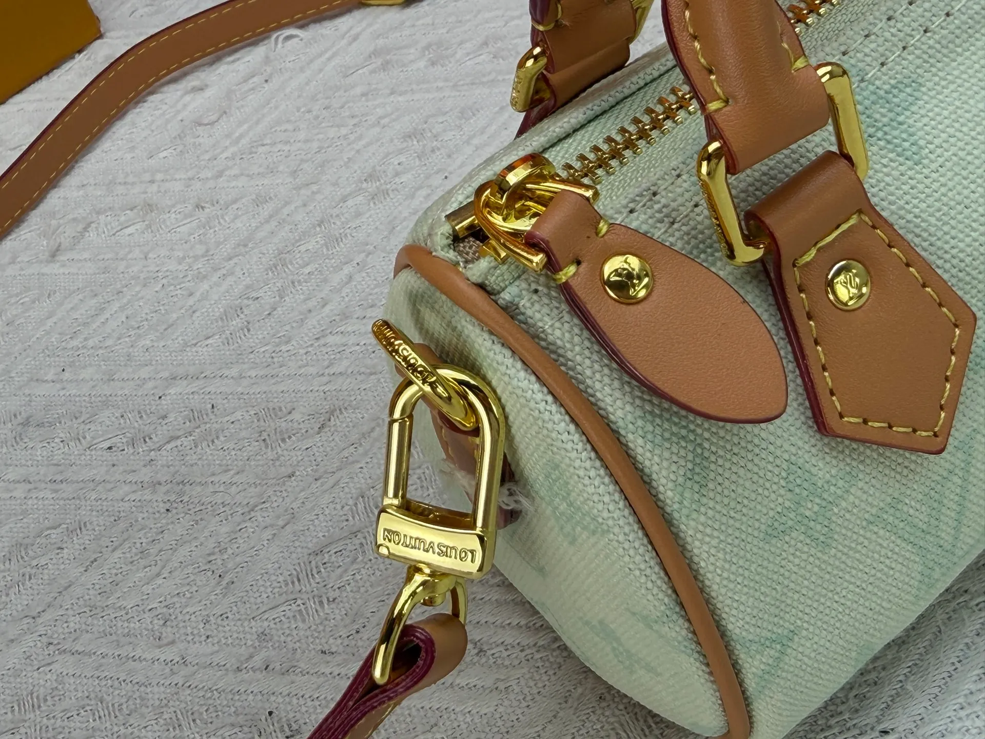 P220 M28322 Red M28323 M27610 M81085 [Exclusive background shot] This Nano Speedy handbag condenses the configuration of Louis Vuitton's classic Speedy handbag. It is made of Monogram canvas with distressed cow leather details and dazzling metal parts, making it easy to carry with you every day. The handles and removable and adjustable shoulder strap allow for a variety of styling possibilities. 16.0 x 10.0 x 7.5 cm (L x H x W) • Monogram coated canvas • Cow leather trim • Metal hardware • Zipper closure • Space to store daily necessities such as a 6.1-inch smartphone, card holder and lipstick • Shoulder strap: removable, adjustable • Half-length strap: 45.5 cm • Half-length strap adjustable to: 54.0 cm • Handle: Double handle