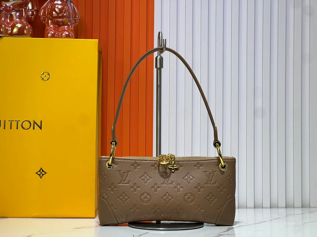 Batch 220💰Upgraded original M12174 This Pochette Sèvres belongs to the LV ski collection and is ready to shine in a "shiny" gun metal tone. It's crafted from signature Monogram Empreinte leather with pale gold hardware for an elegant contrast. The double zip closure features two pendants, one depicting an LV ring and the other displaying a crystal-embellished Monogram flower. Think of it as the perfect après-ski bag. Dimensions: 25 x 13 x 5 cm (length x height x width)