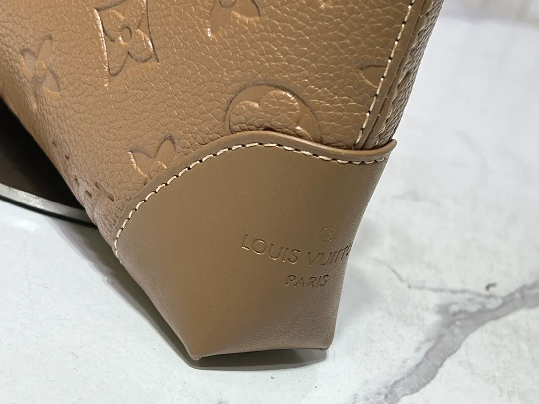 Batch 220💰Upgraded original M12174 This Pochette Sèvres belongs to the LV ski collection and is ready to shine in a "shiny" gun metal tone. It's crafted from signature Monogram Empreinte leather with pale gold hardware for an elegant contrast. The double zip closure features two pendants, one depicting an LV ring and the other displaying a crystal-embellished Monogram flower. Think of it as the perfect après-ski bag. Dimensions: 25 x 13 x 5 cm (length x height x width)